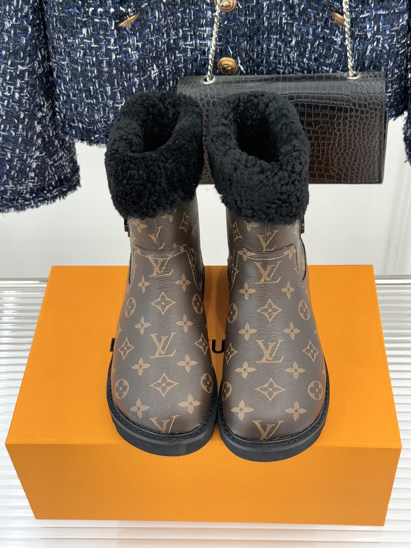 L*V 驴家经典秋冬翻毛金属扣雪地短靴以经典基因融合实用美学解锁冬日奢华暖意穿搭。甄选细腻翻毛面料勾勒靴