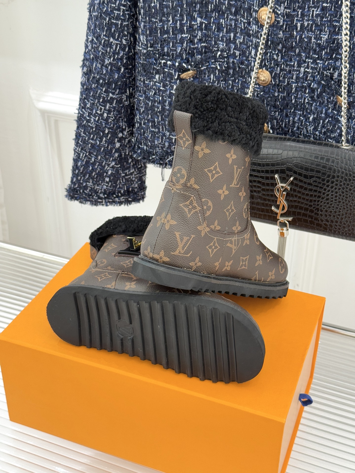 L*V 驴家经典秋冬翻毛金属扣雪地短靴以经典基因融合实用美学解锁冬日奢华暖意穿搭。甄选细腻翻毛面料勾勒靴