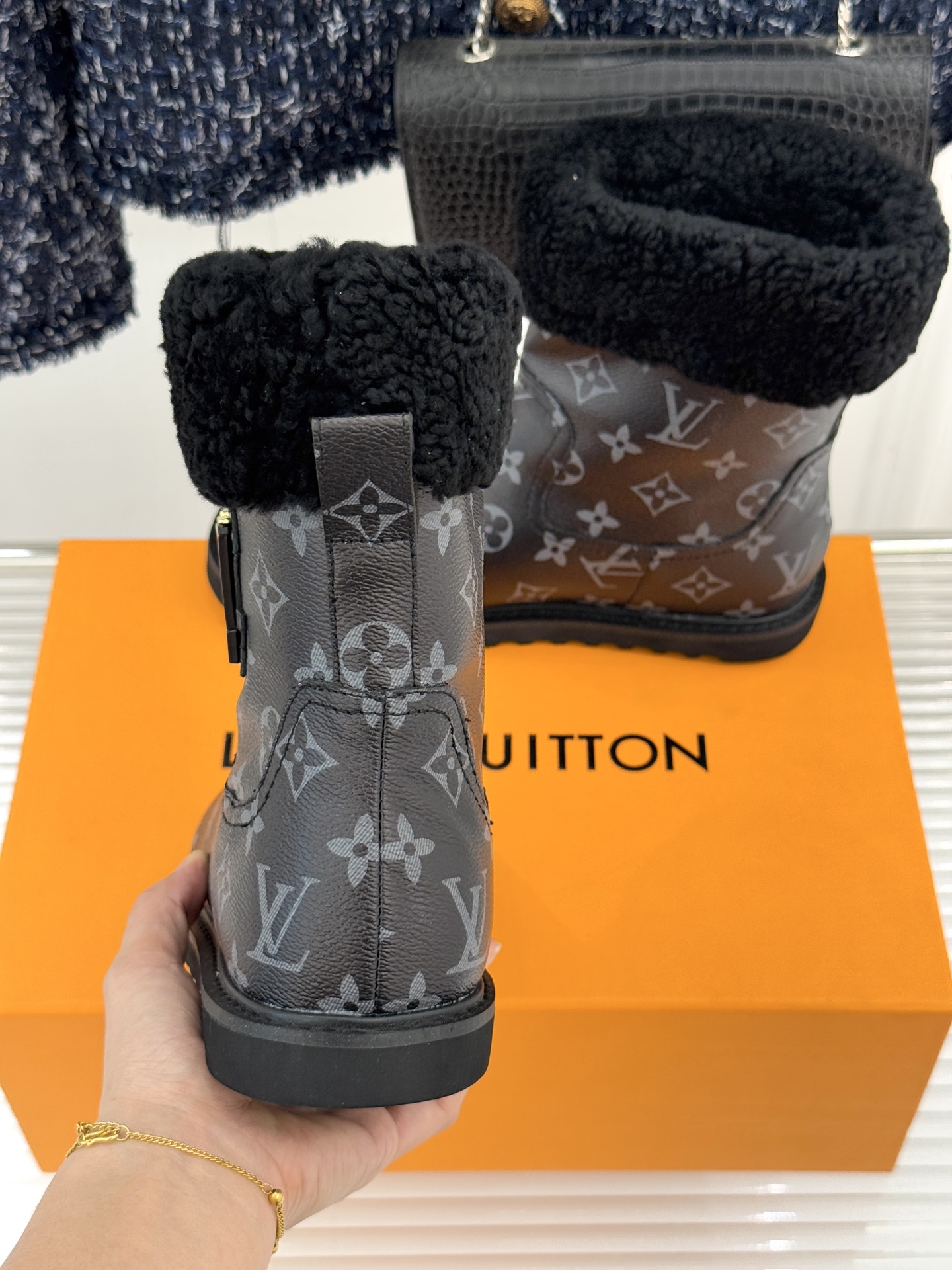 L*V 驴家经典秋冬翻毛金属扣雪地短靴以经典基因融合实用美学解锁冬日奢华暖意穿搭。甄选细腻翻毛面料勾勒靴