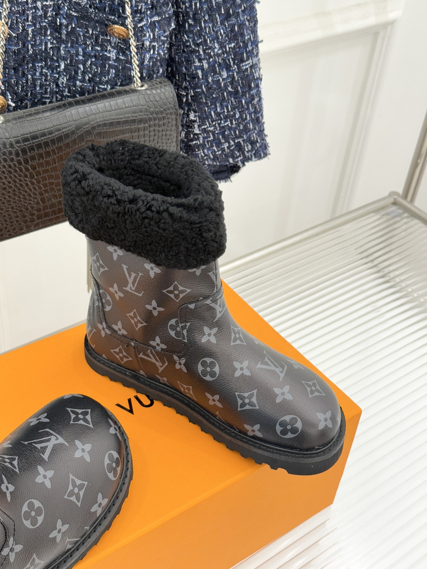 L*V 驴家经典秋冬翻毛金属扣雪地短靴以经典基因融合实用美学解锁冬日奢华暖意穿搭。甄选细腻翻毛面料勾勒靴