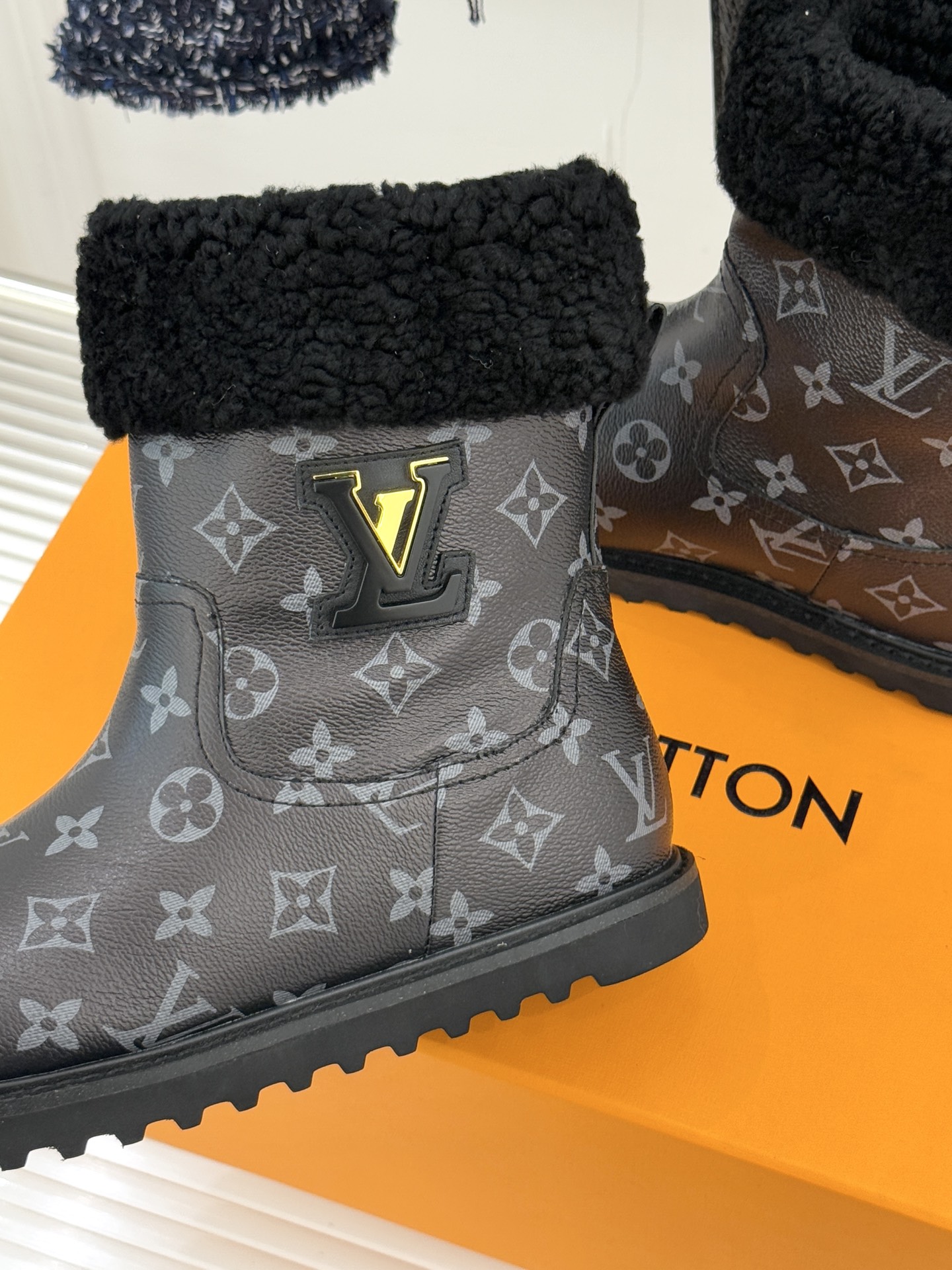 L*V 驴家经典秋冬翻毛金属扣雪地短靴以经典基因融合实用美学解锁冬日奢华暖意穿搭。甄选细腻翻毛面料勾勒靴