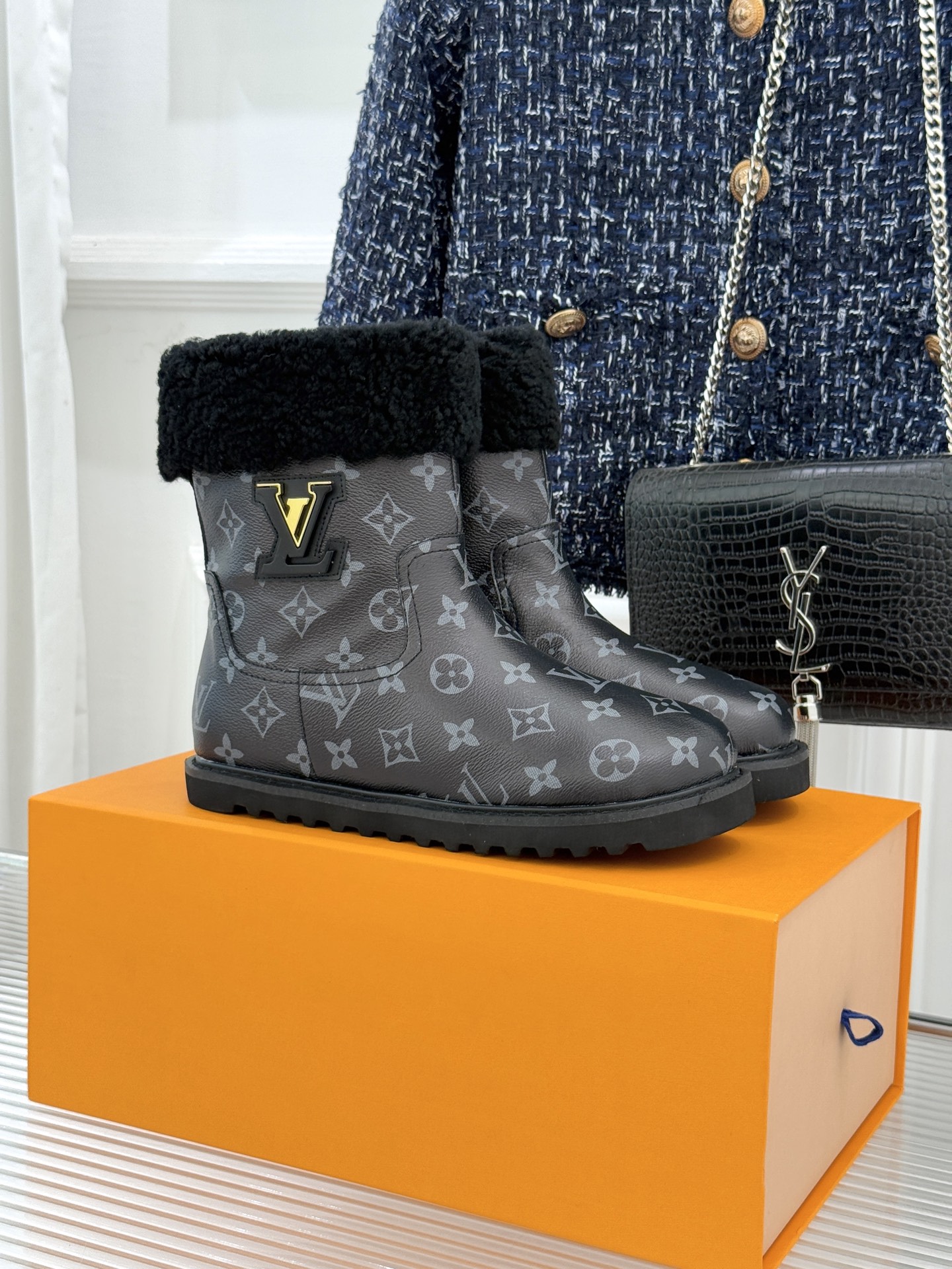 L*V 驴家经典秋冬翻毛金属扣雪地短靴以经典基因融合实用美学解锁冬日奢华暖意穿搭。甄选细腻翻毛面料勾勒靴