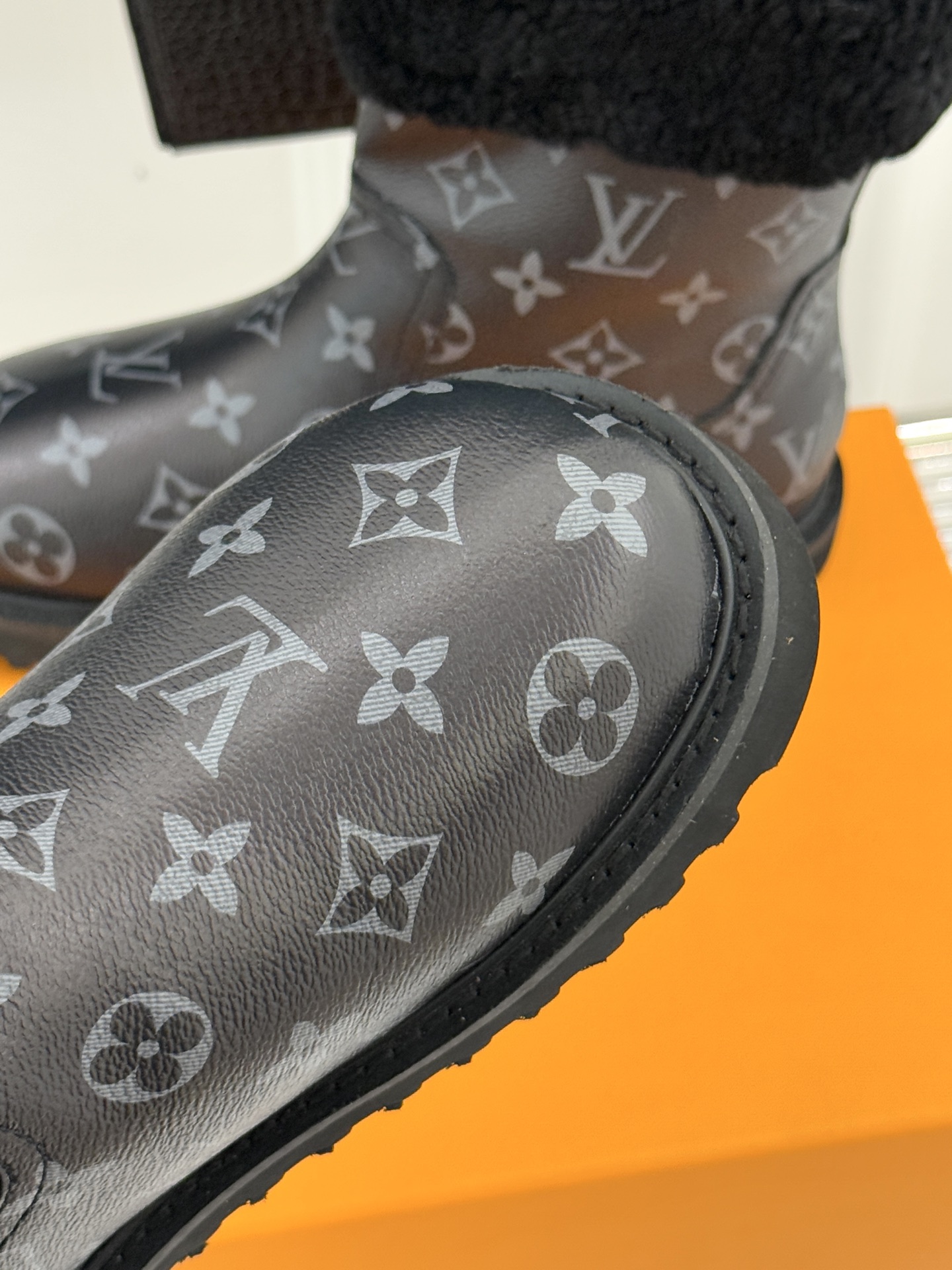 L*V 驴家经典秋冬翻毛金属扣雪地短靴以经典基因融合实用美学解锁冬日奢华暖意穿搭。甄选细腻翻毛面料勾勒靴