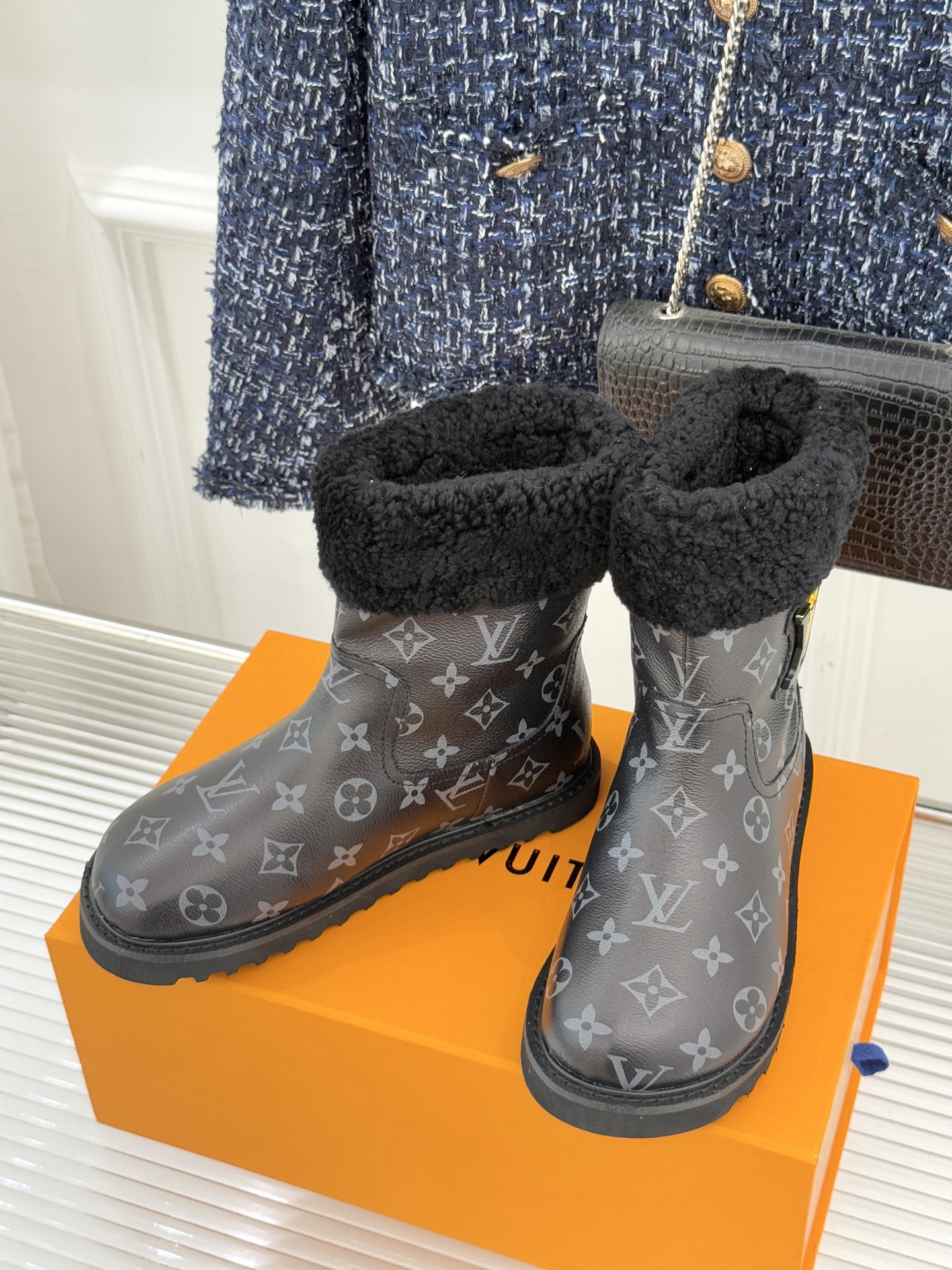 L*V 驴家经典秋冬翻毛金属扣雪地短靴以经典基因融合实用美学解锁冬日奢华暖意穿搭。甄选细腻翻毛面料勾勒靴