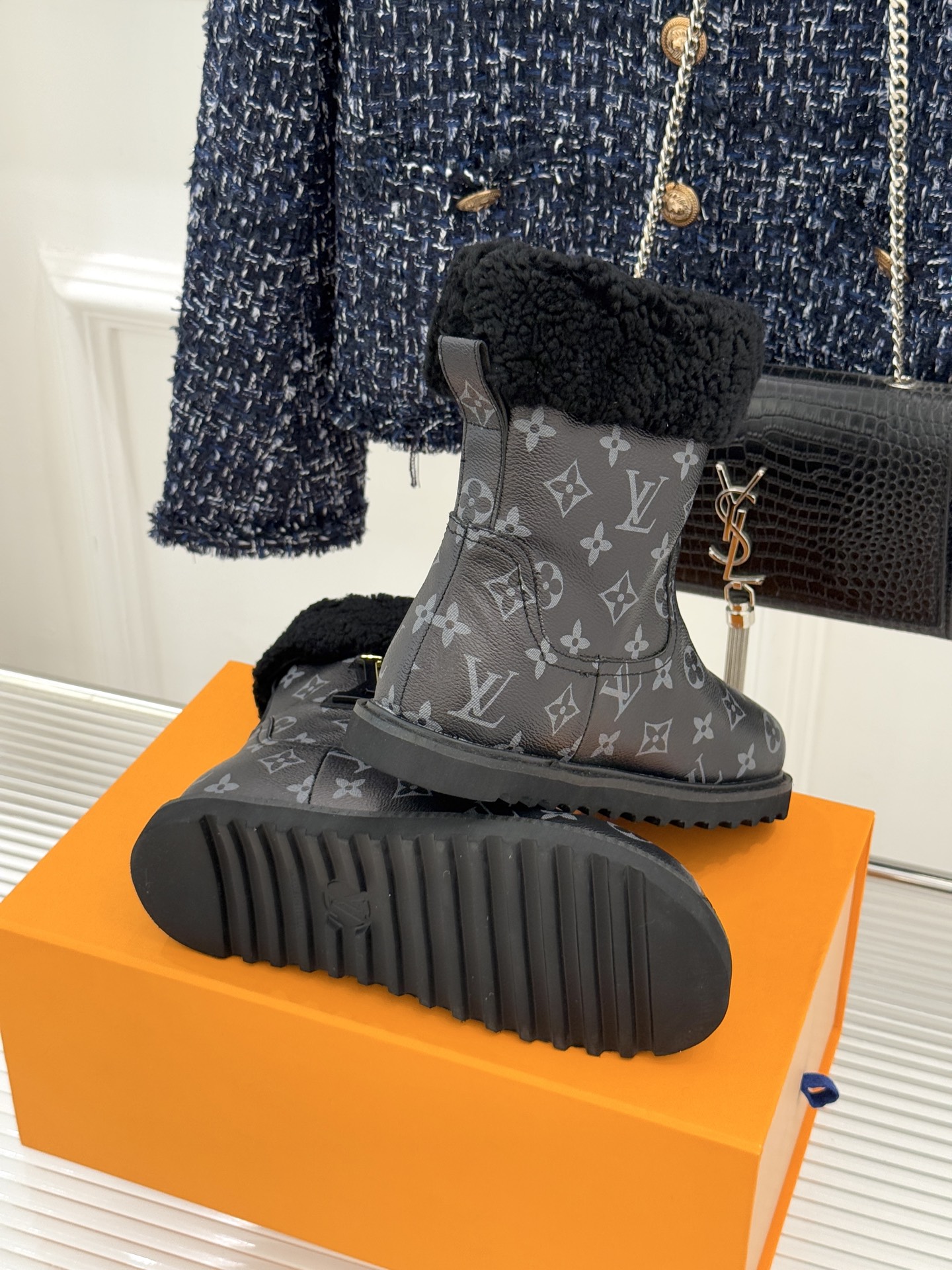 L*V 驴家经典秋冬翻毛金属扣雪地短靴以经典基因融合实用美学解锁冬日奢华暖意穿搭。甄选细腻翻毛面料勾勒靴