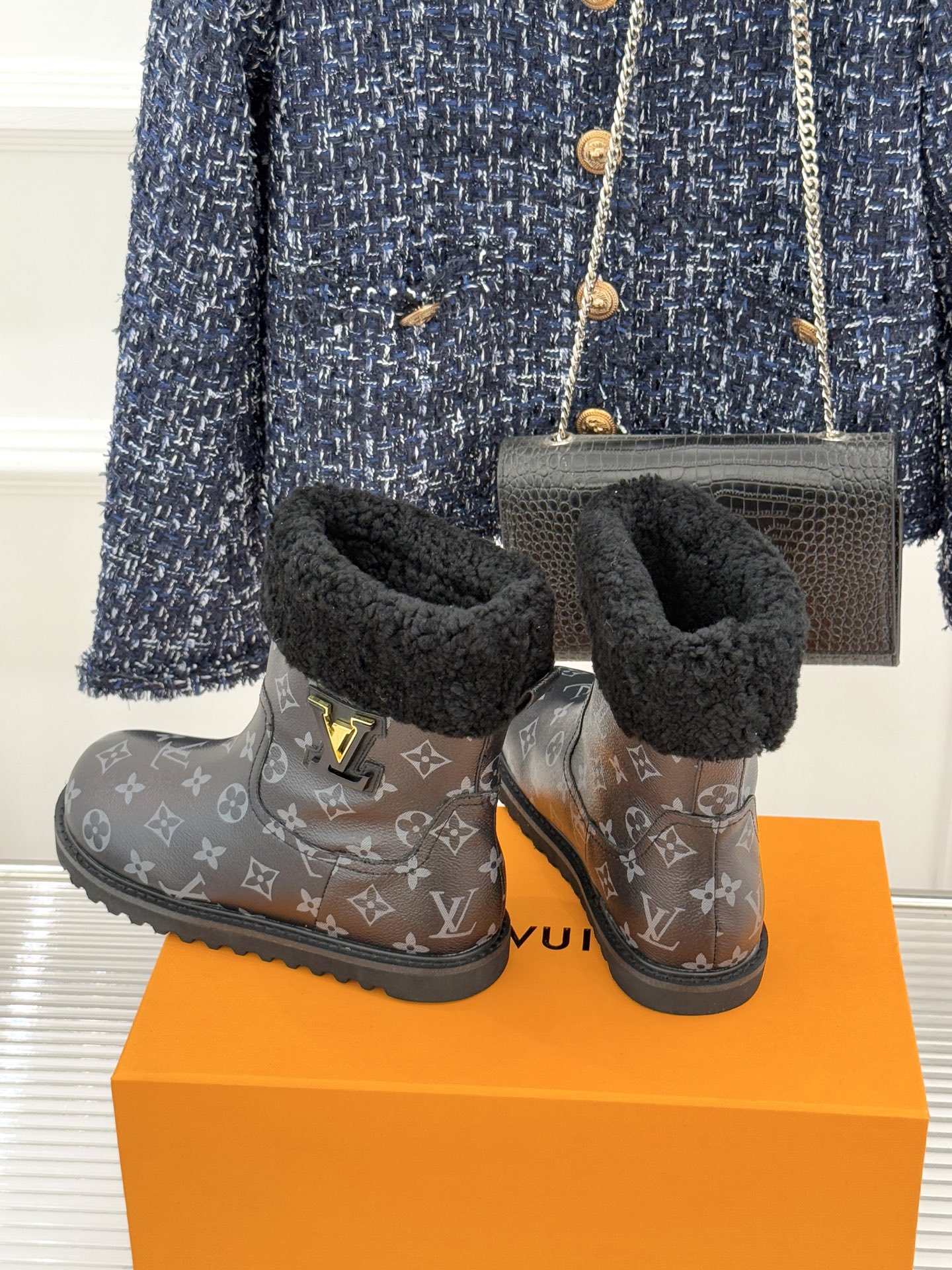 L*V 驴家经典秋冬翻毛金属扣雪地短靴以经典基因融合实用美学解锁冬日奢华暖意穿搭。甄选细腻翻毛面料勾勒靴