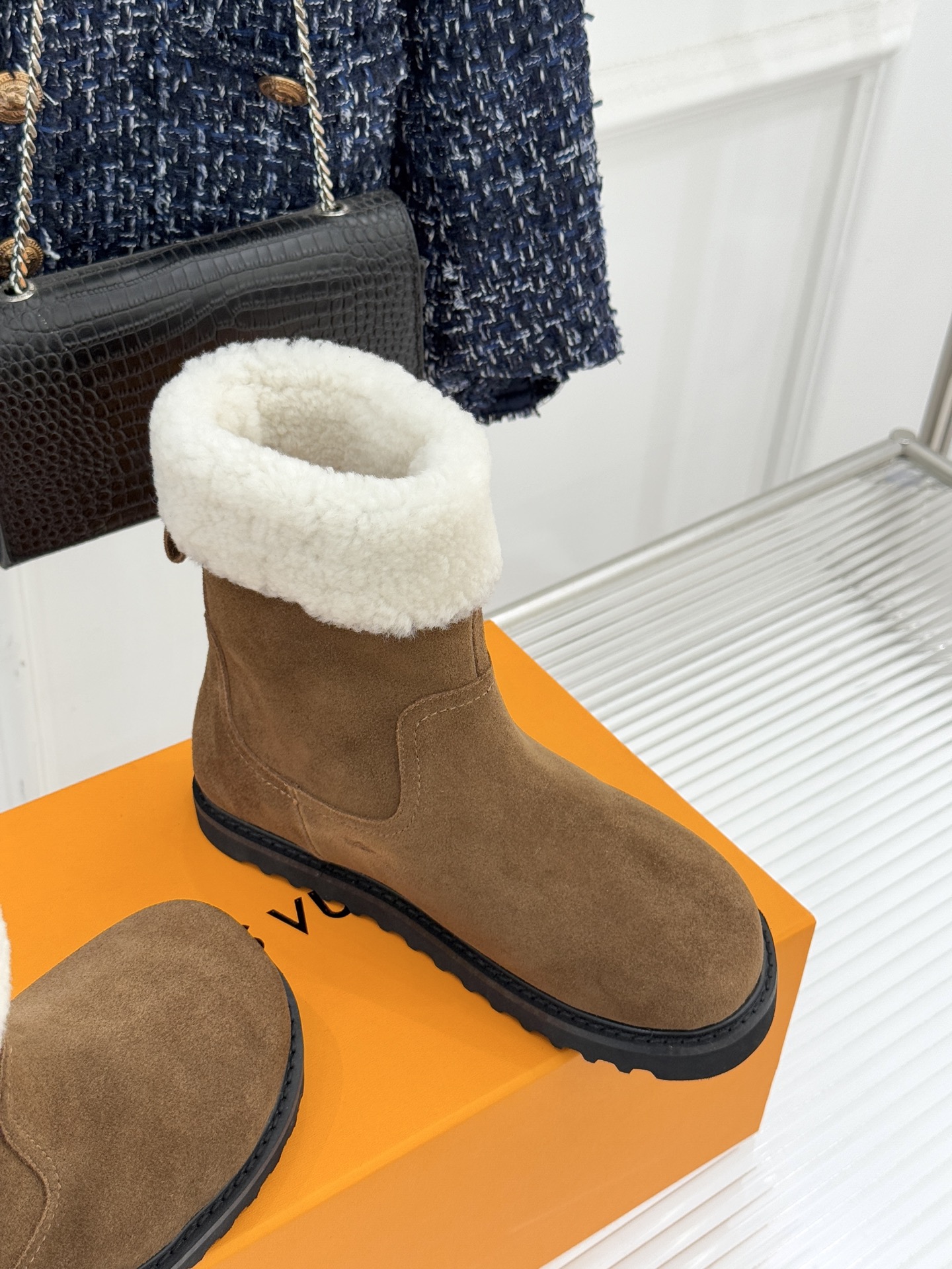 L*V 驴家经典秋冬翻毛金属扣雪地短靴以经典基因融合实用美学解锁冬日奢华暖意穿搭。甄选细腻翻毛面料勾勒靴