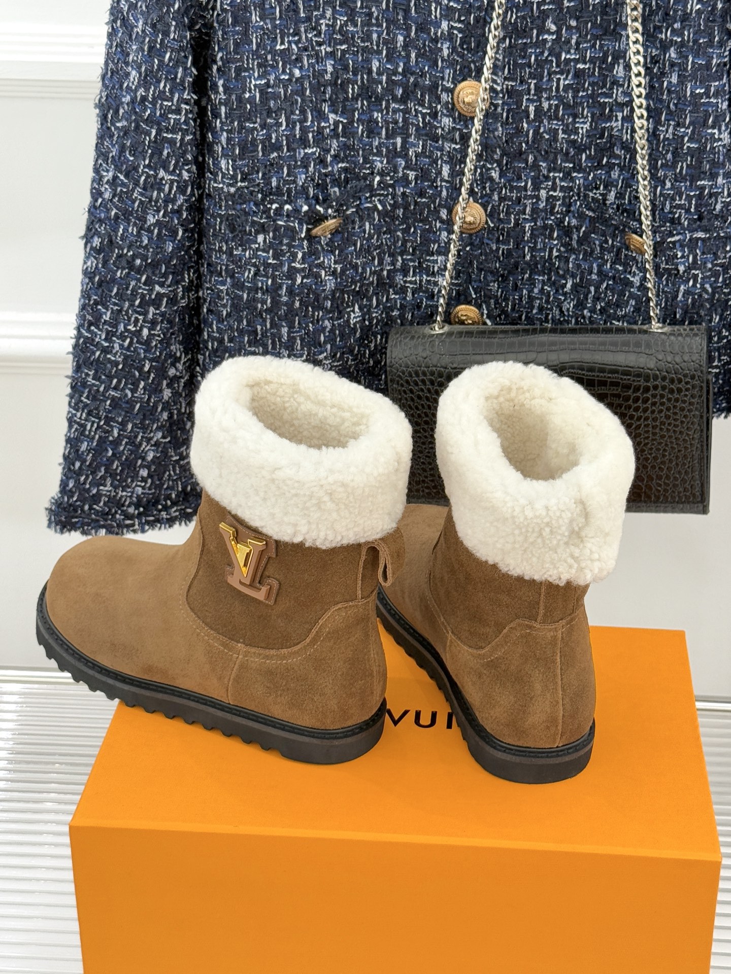 L*V 驴家经典秋冬翻毛金属扣雪地短靴以经典基因融合实用美学解锁冬日奢华暖意穿搭。甄选细腻翻毛面料勾勒靴