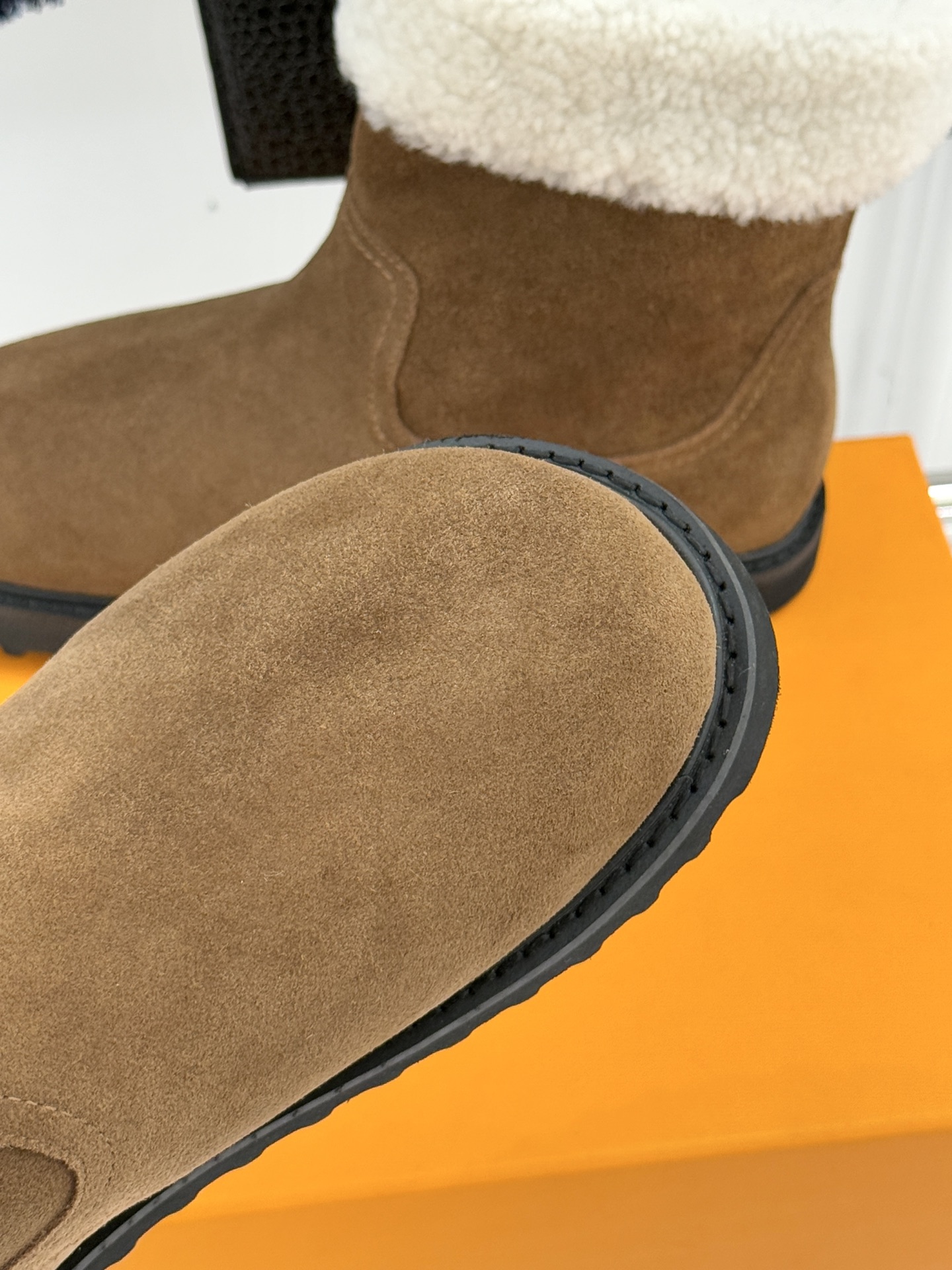 L*V 驴家经典秋冬翻毛金属扣雪地短靴以经典基因融合实用美学解锁冬日奢华暖意穿搭。甄选细腻翻毛面料勾勒靴