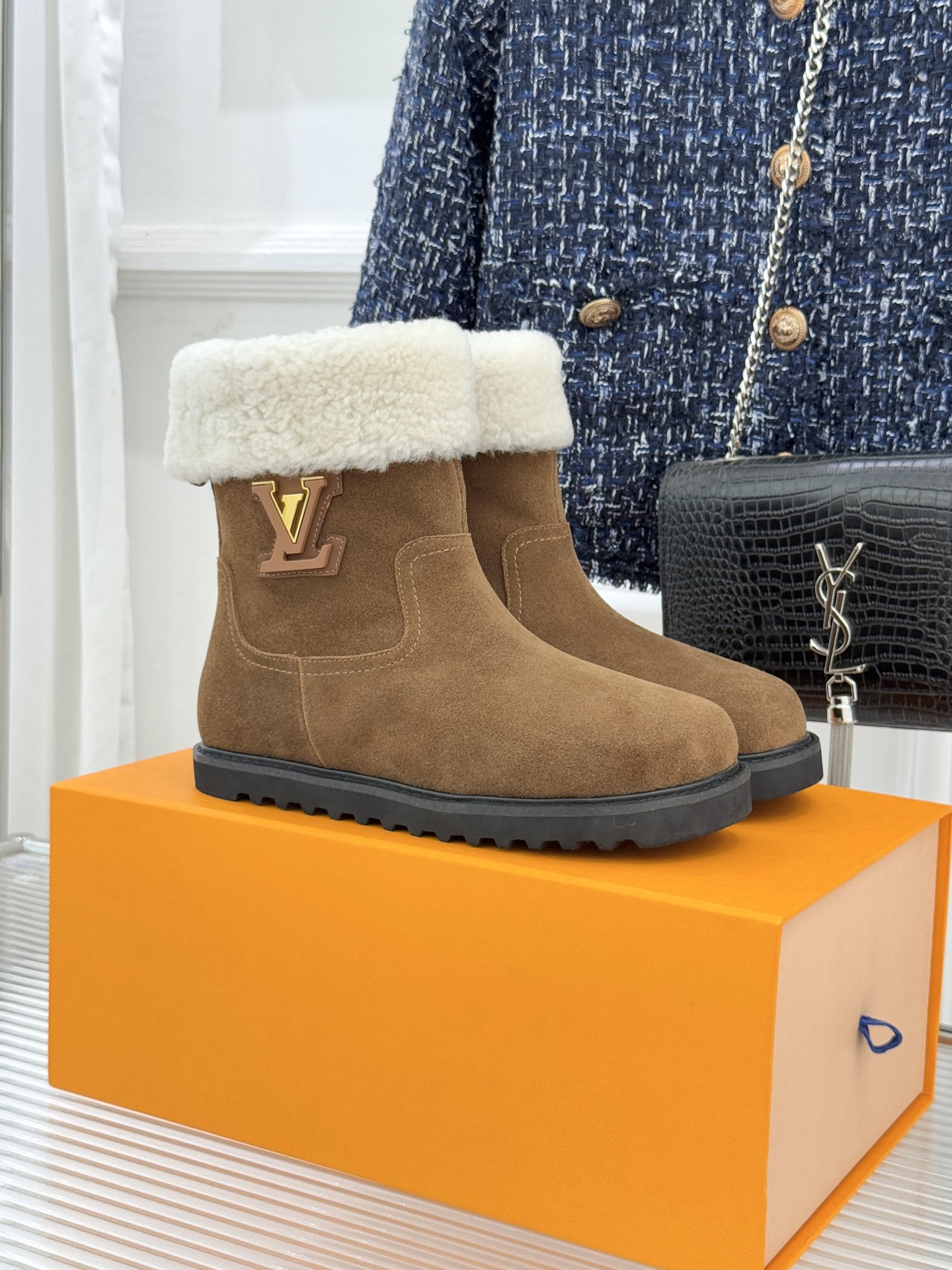 L*V 驴家经典秋冬翻毛金属扣雪地短靴以经典基因融合实用美学解锁冬日奢华暖意穿搭。甄选细腻翻毛面料勾勒靴