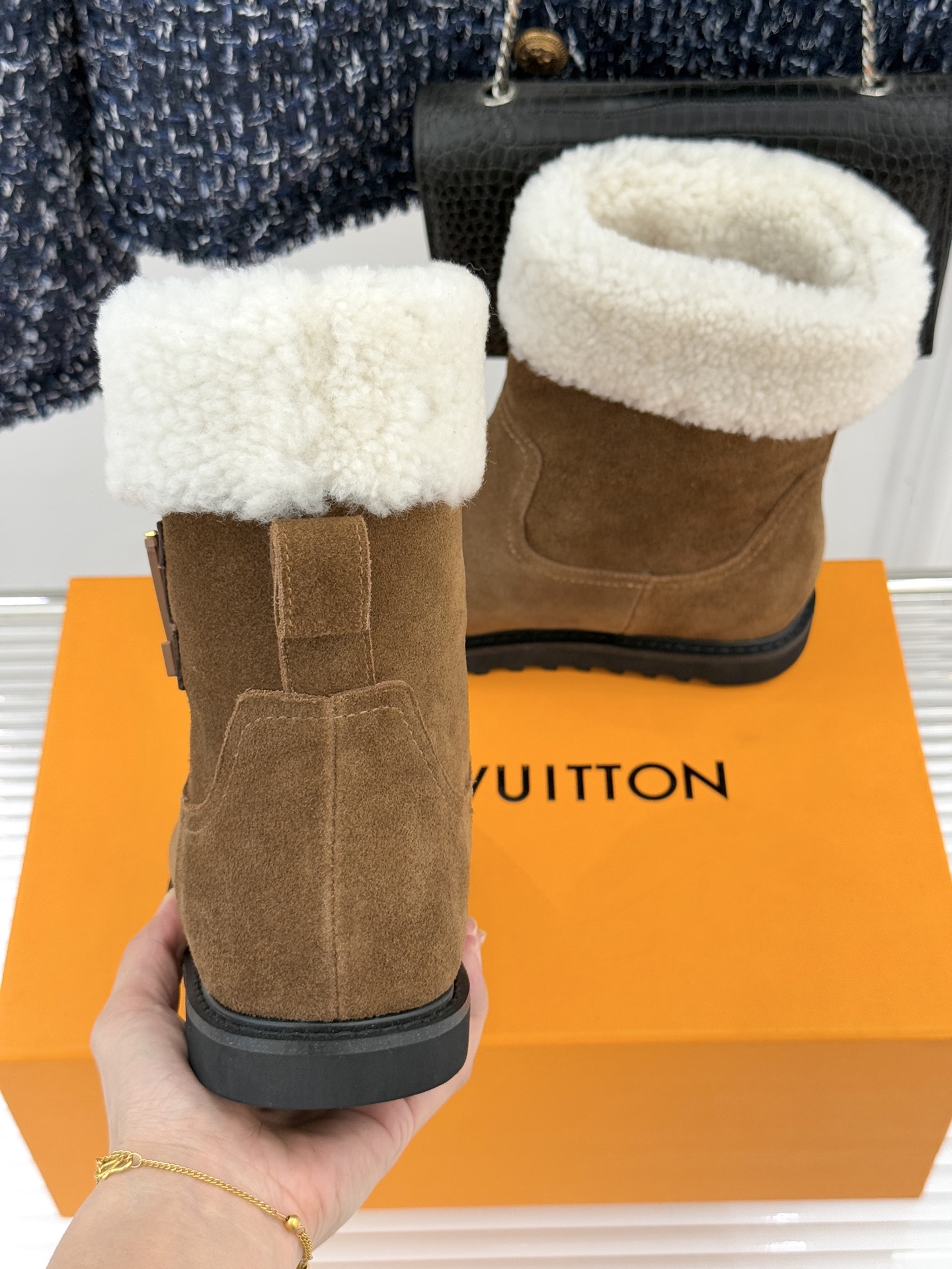 L*V 驴家经典秋冬翻毛金属扣雪地短靴以经典基因融合实用美学解锁冬日奢华暖意穿搭。甄选细腻翻毛面料勾勒靴