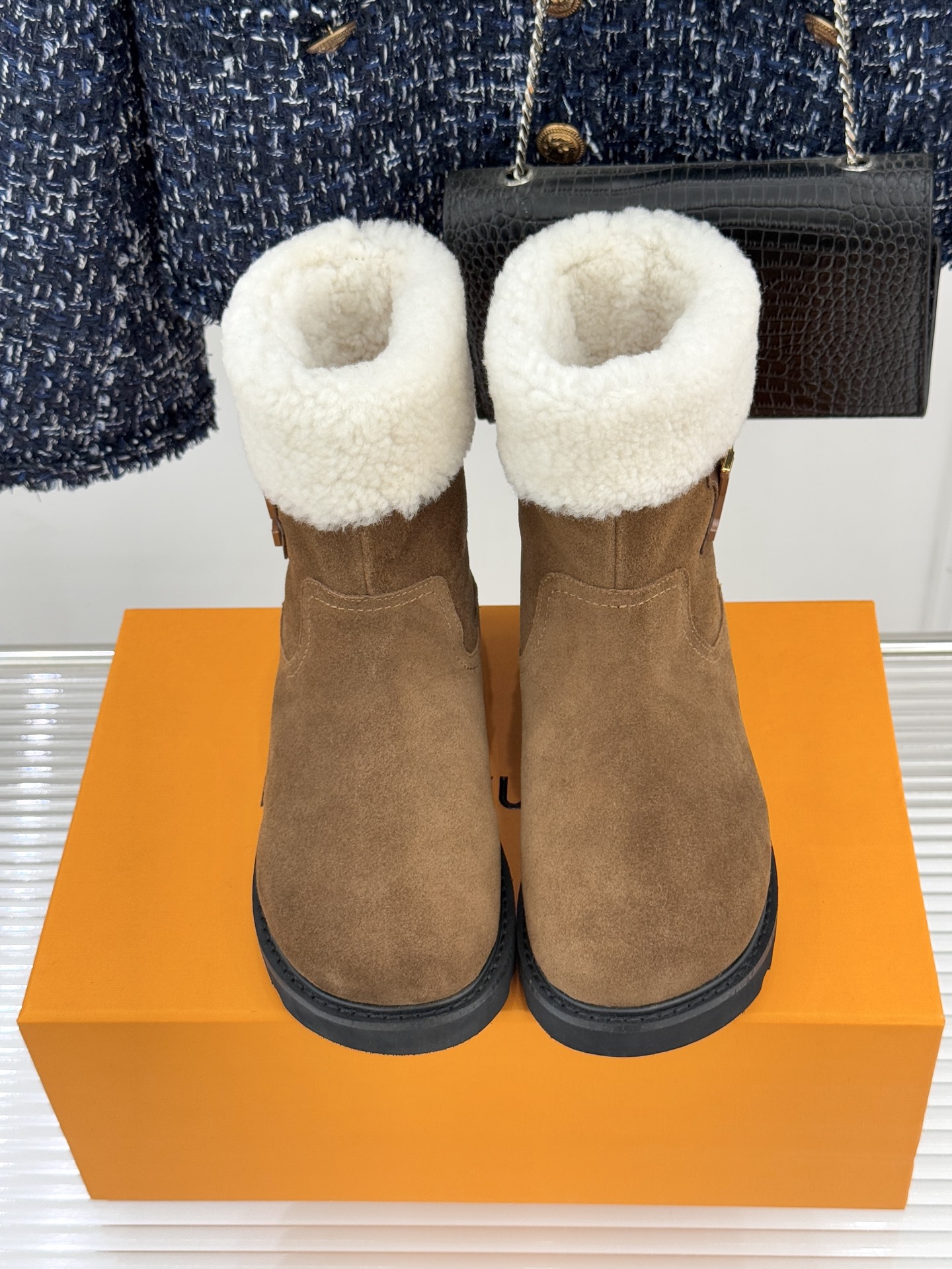 L*V 驴家经典秋冬翻毛金属扣雪地短靴以经典基因融合实用美学解锁冬日奢华暖意穿搭。甄选细腻翻毛面料勾勒靴