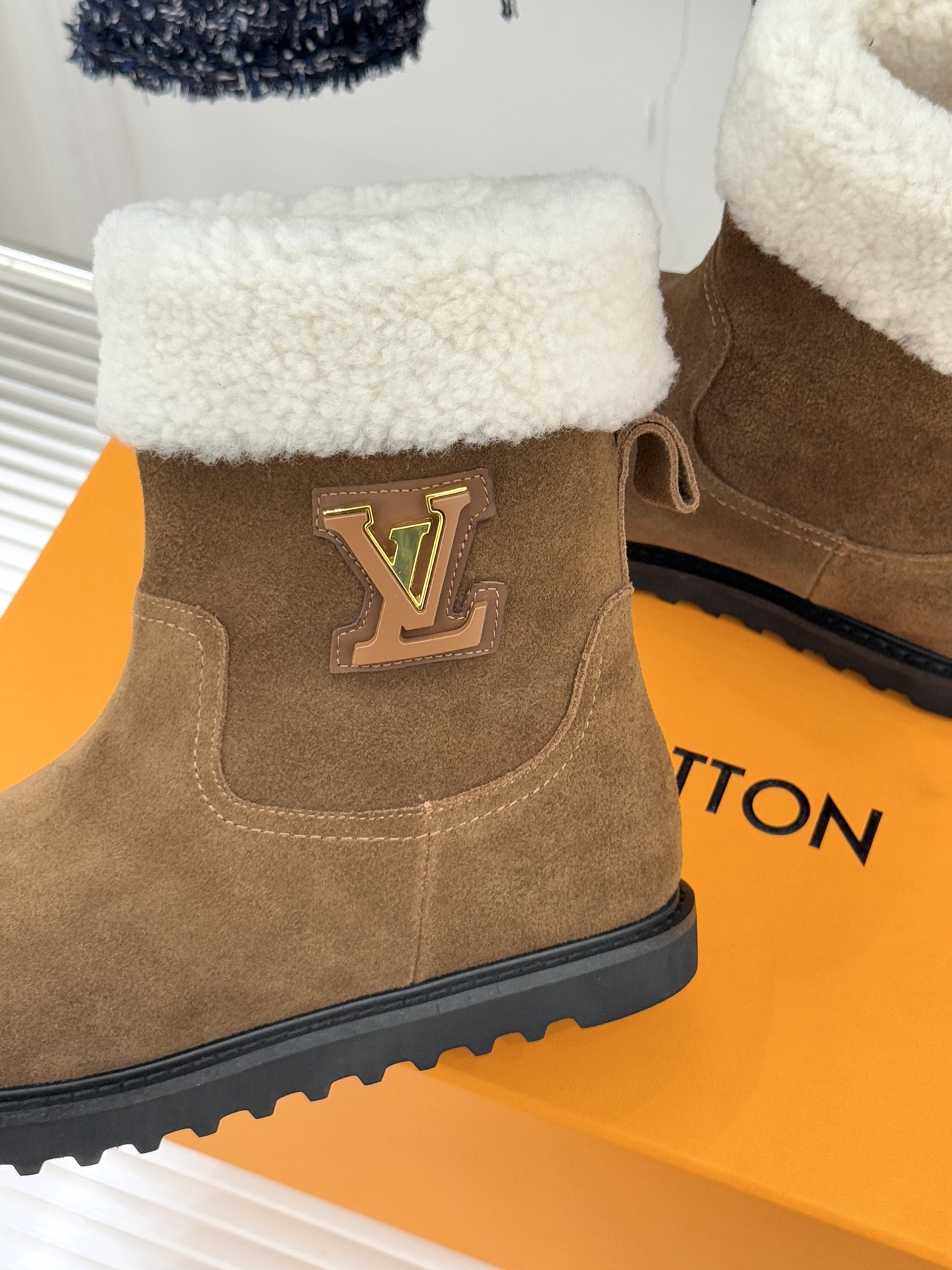 L*V 驴家经典秋冬翻毛金属扣雪地短靴以经典基因融合实用美学解锁冬日奢华暖意穿搭。甄选细腻翻毛面料勾勒靴