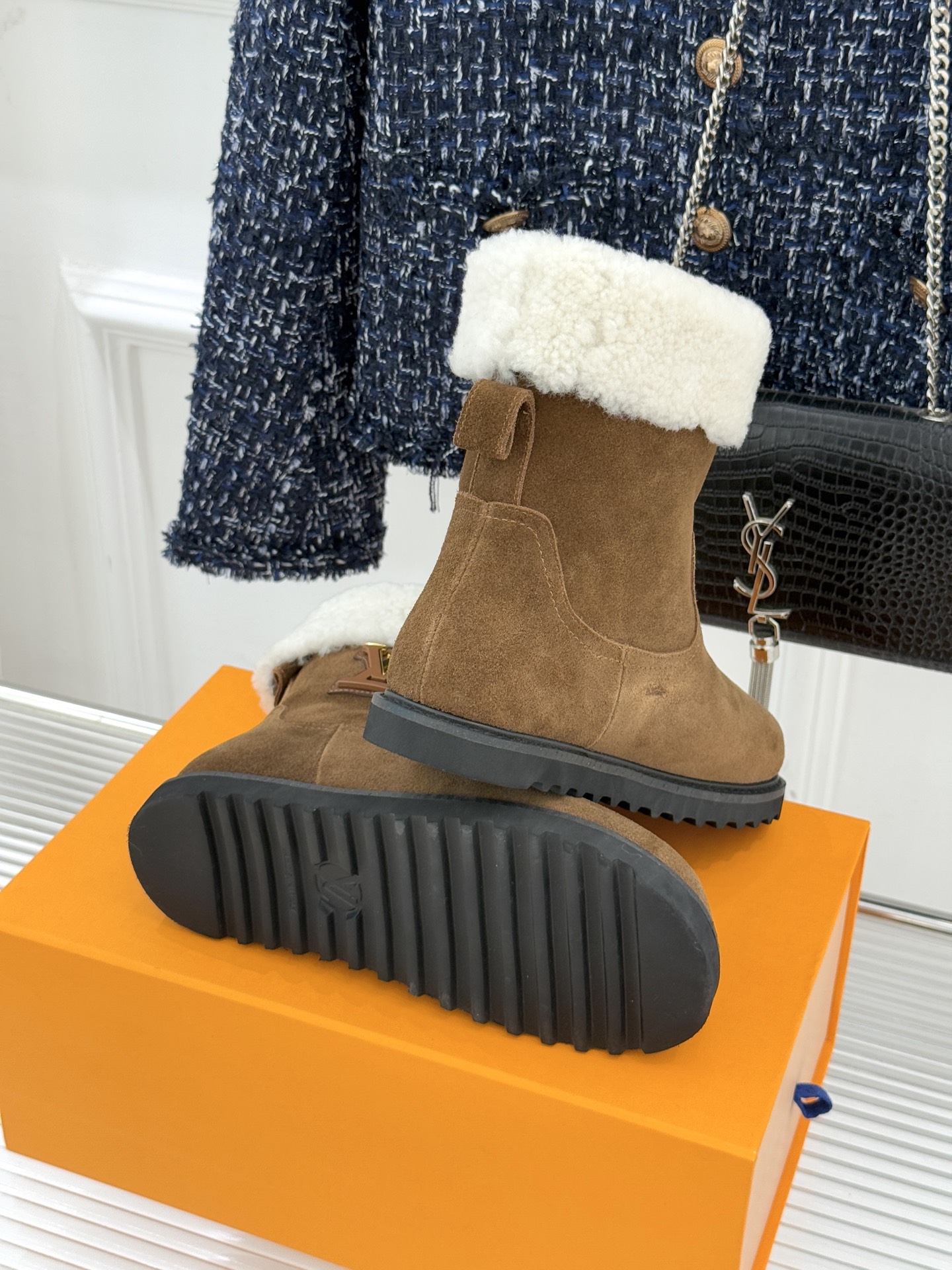 L*V 驴家经典秋冬翻毛金属扣雪地短靴以经典基因融合实用美学解锁冬日奢华暖意穿搭。甄选细腻翻毛面料勾勒靴