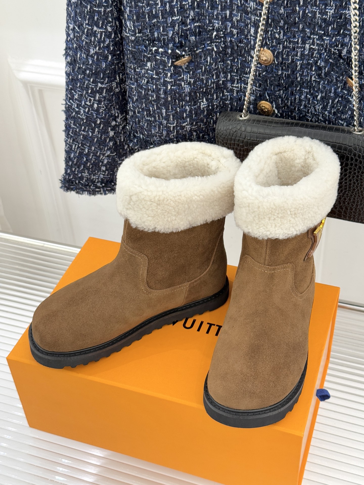 L*V 驴家经典秋冬翻毛金属扣雪地短靴以经典基因融合实用美学解锁冬日奢华暖意穿搭。甄选细腻翻毛面料勾勒靴