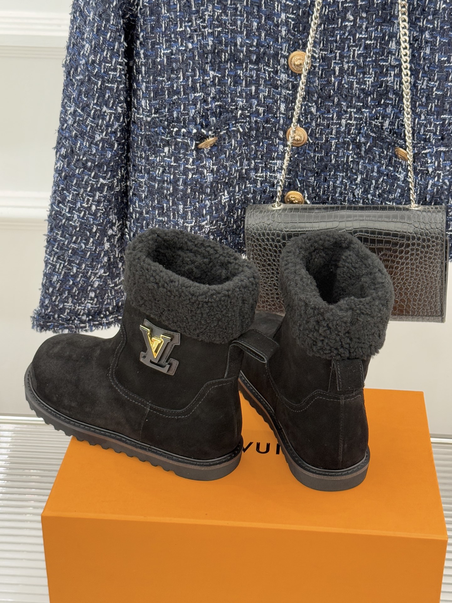 L*V 驴家经典秋冬翻毛金属扣雪地短靴以经典基因融合实用美学解锁冬日奢华暖意穿搭。甄选细腻翻毛面料勾勒靴
