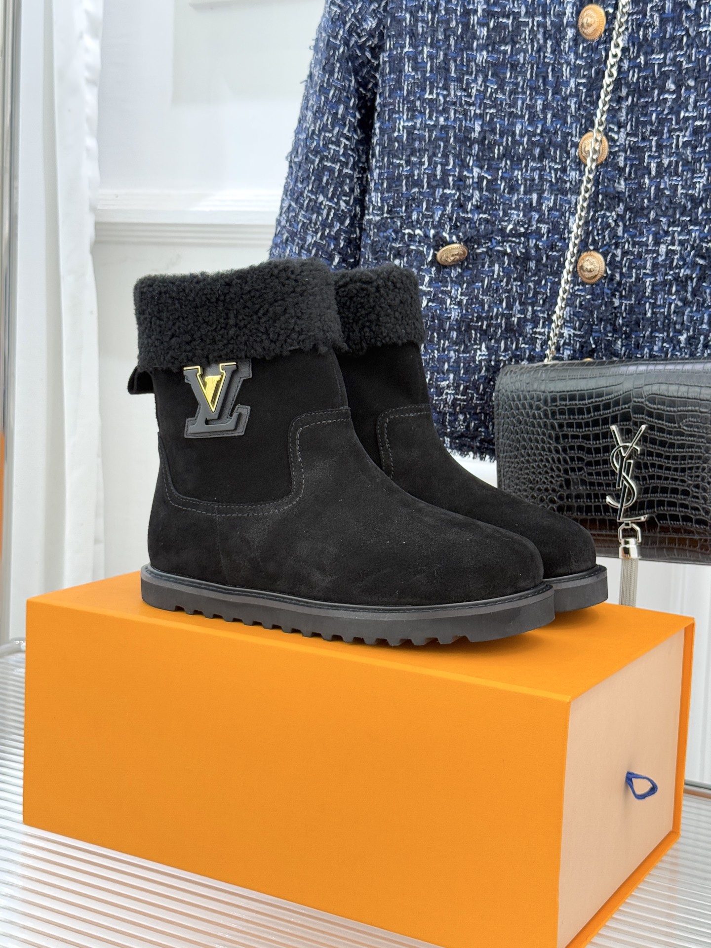 L*V 驴家经典秋冬翻毛金属扣雪地短靴以经典基因融合实用美学解锁冬日奢华暖意穿搭。甄选细腻翻毛面料勾勒靴