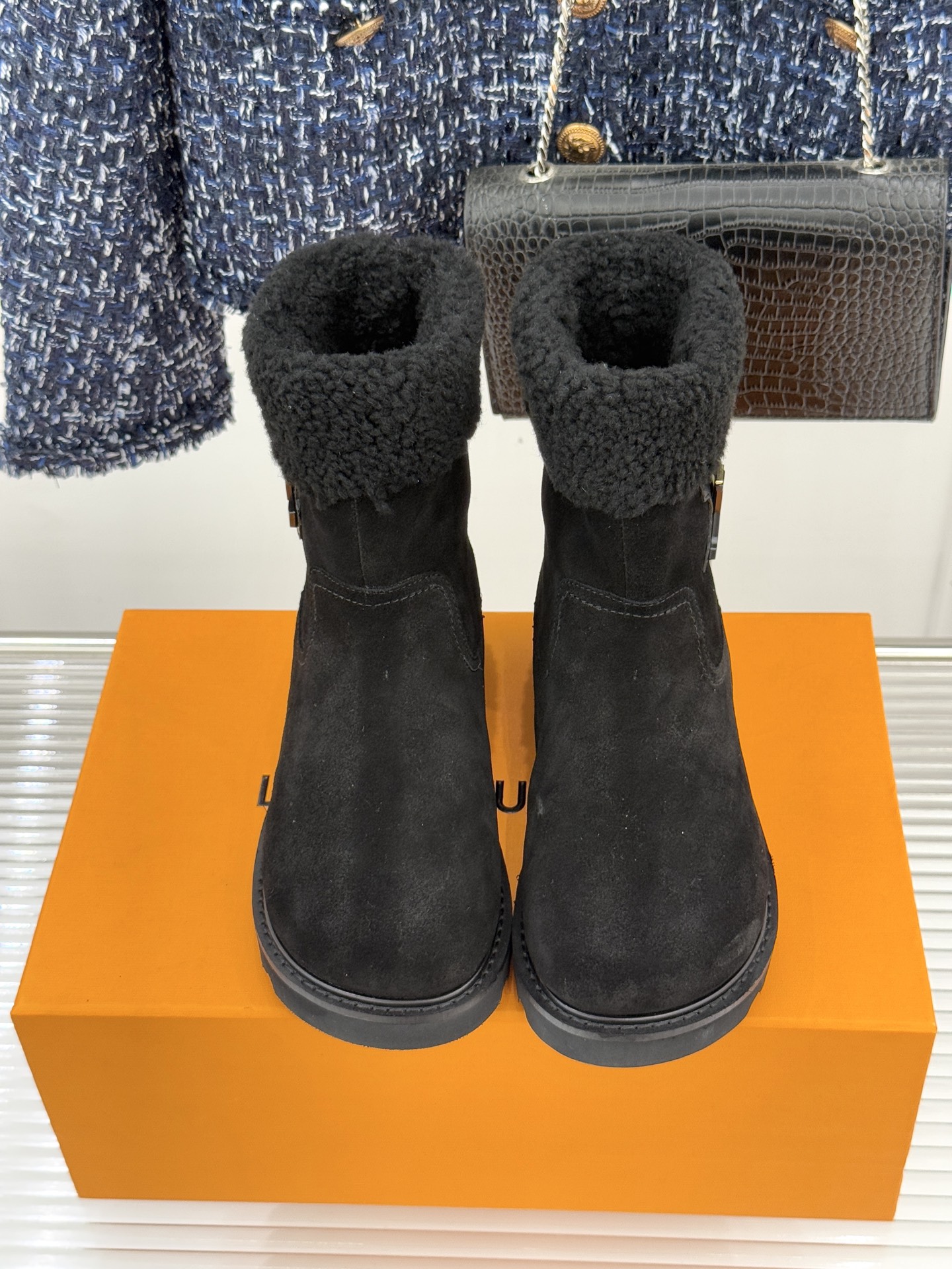 L*V 驴家经典秋冬翻毛金属扣雪地短靴以经典基因融合实用美学解锁冬日奢华暖意穿搭。甄选细腻翻毛面料勾勒靴