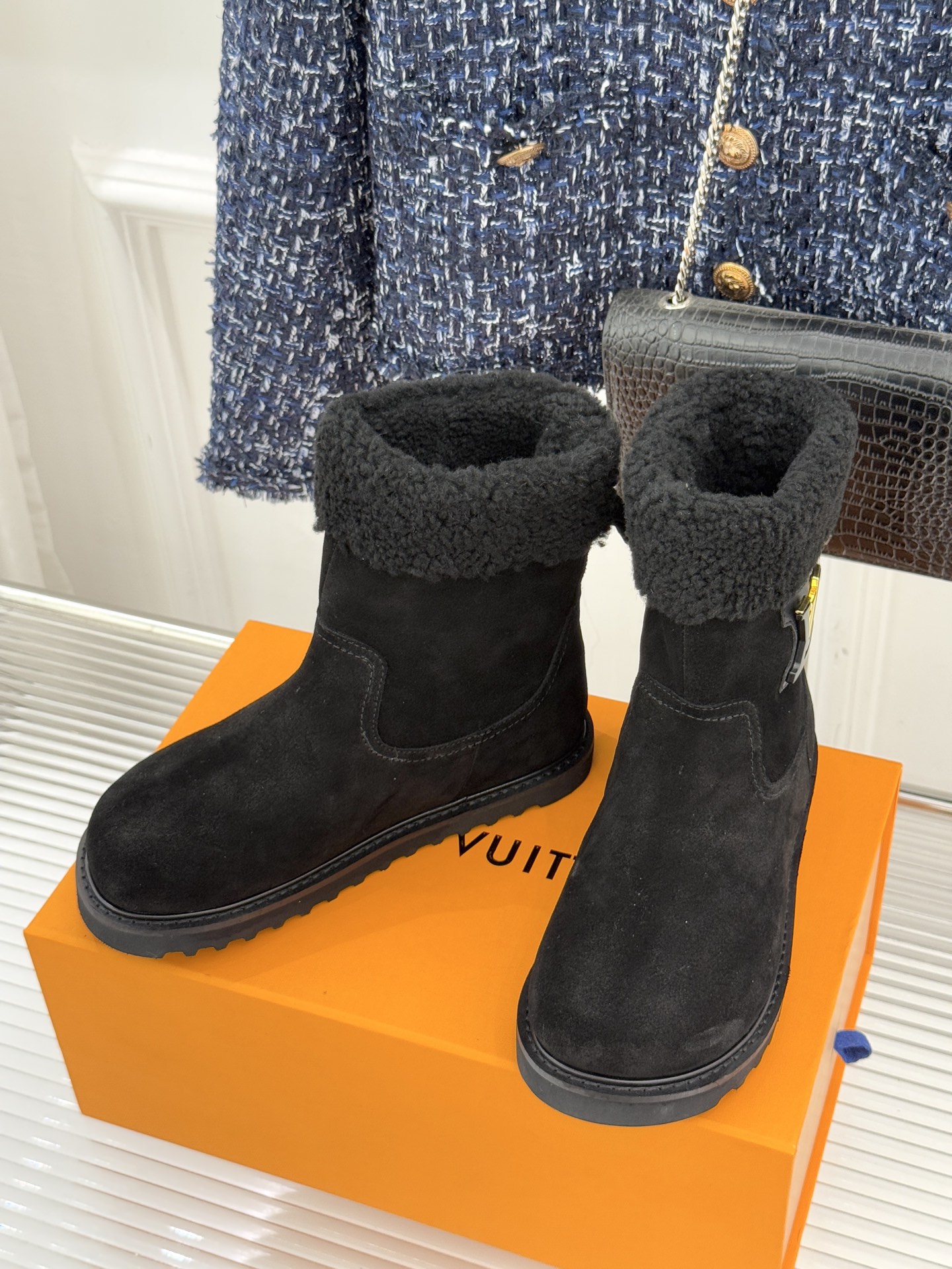 L*V 驴家经典秋冬翻毛金属扣雪地短靴以经典基因融合实用美学解锁冬日奢华暖意穿搭。甄选细腻翻毛面料勾勒靴