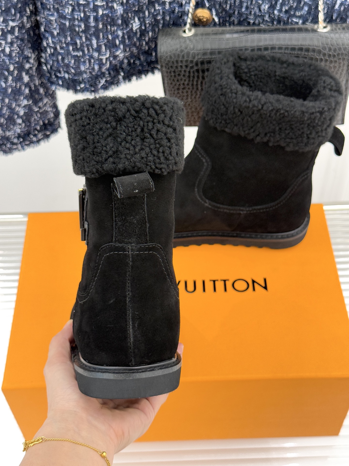 L*V 驴家经典秋冬翻毛金属扣雪地短靴以经典基因融合实用美学解锁冬日奢华暖意穿搭。甄选细腻翻毛面料勾勒靴