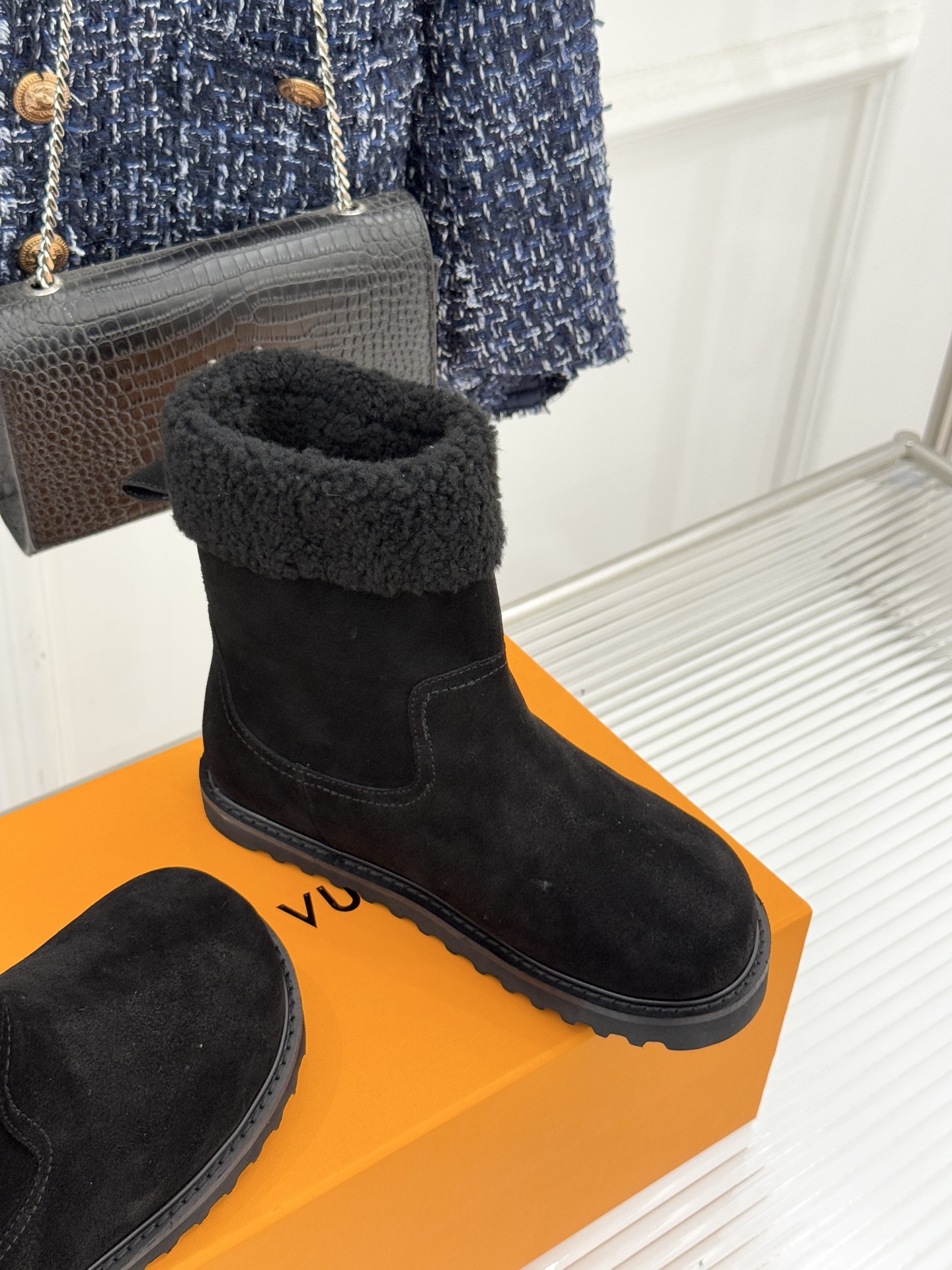 L*V 驴家经典秋冬翻毛金属扣雪地短靴以经典基因融合实用美学解锁冬日奢华暖意穿搭。甄选细腻翻毛面料勾勒靴