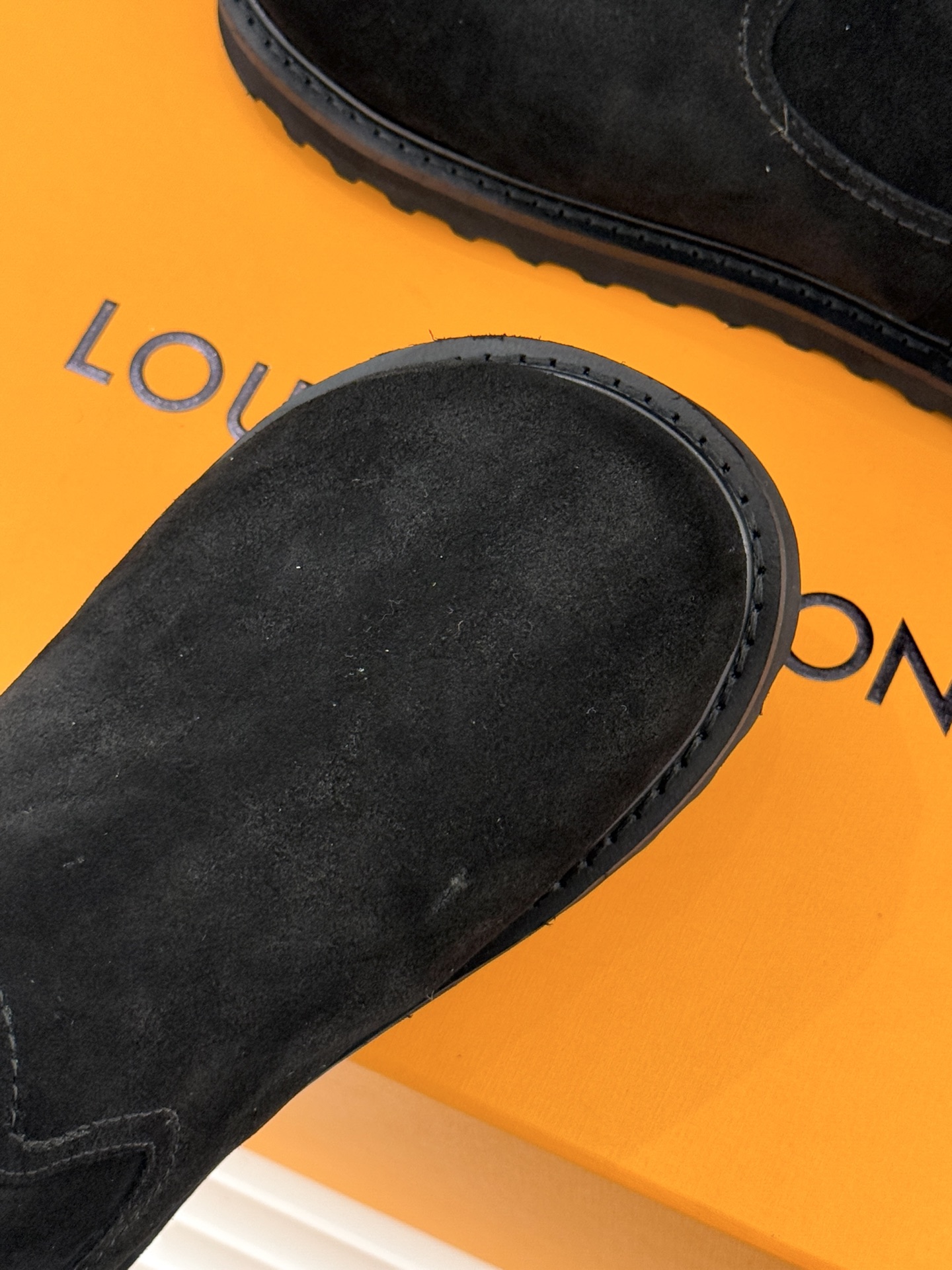 L*V 驴家经典秋冬翻毛金属扣雪地短靴以经典基因融合实用美学解锁冬日奢华暖意穿搭。甄选细腻翻毛面料勾勒靴