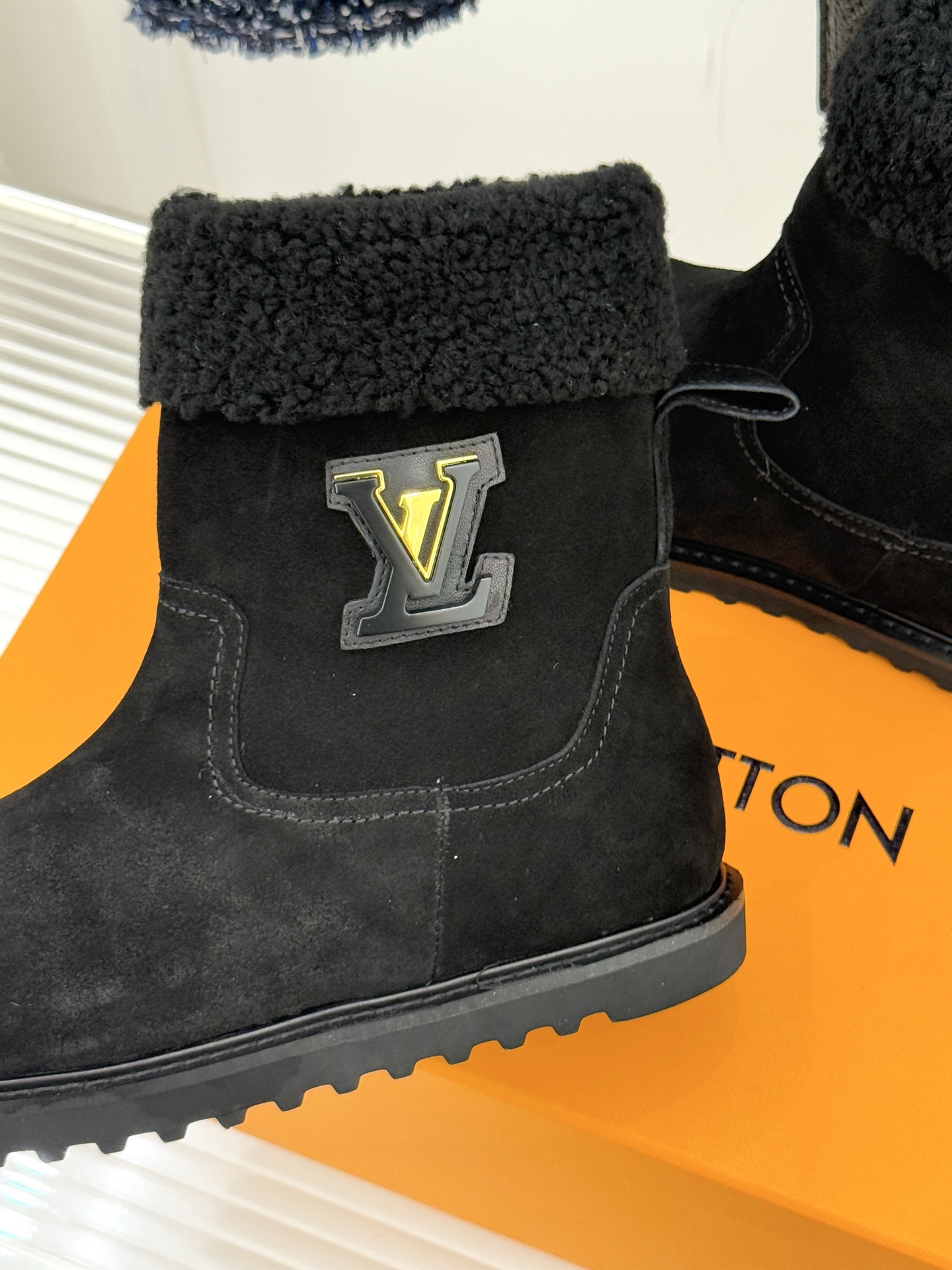 L*V 驴家经典秋冬翻毛金属扣雪地短靴以经典基因融合实用美学解锁冬日奢华暖意穿搭。甄选细腻翻毛面料勾勒靴