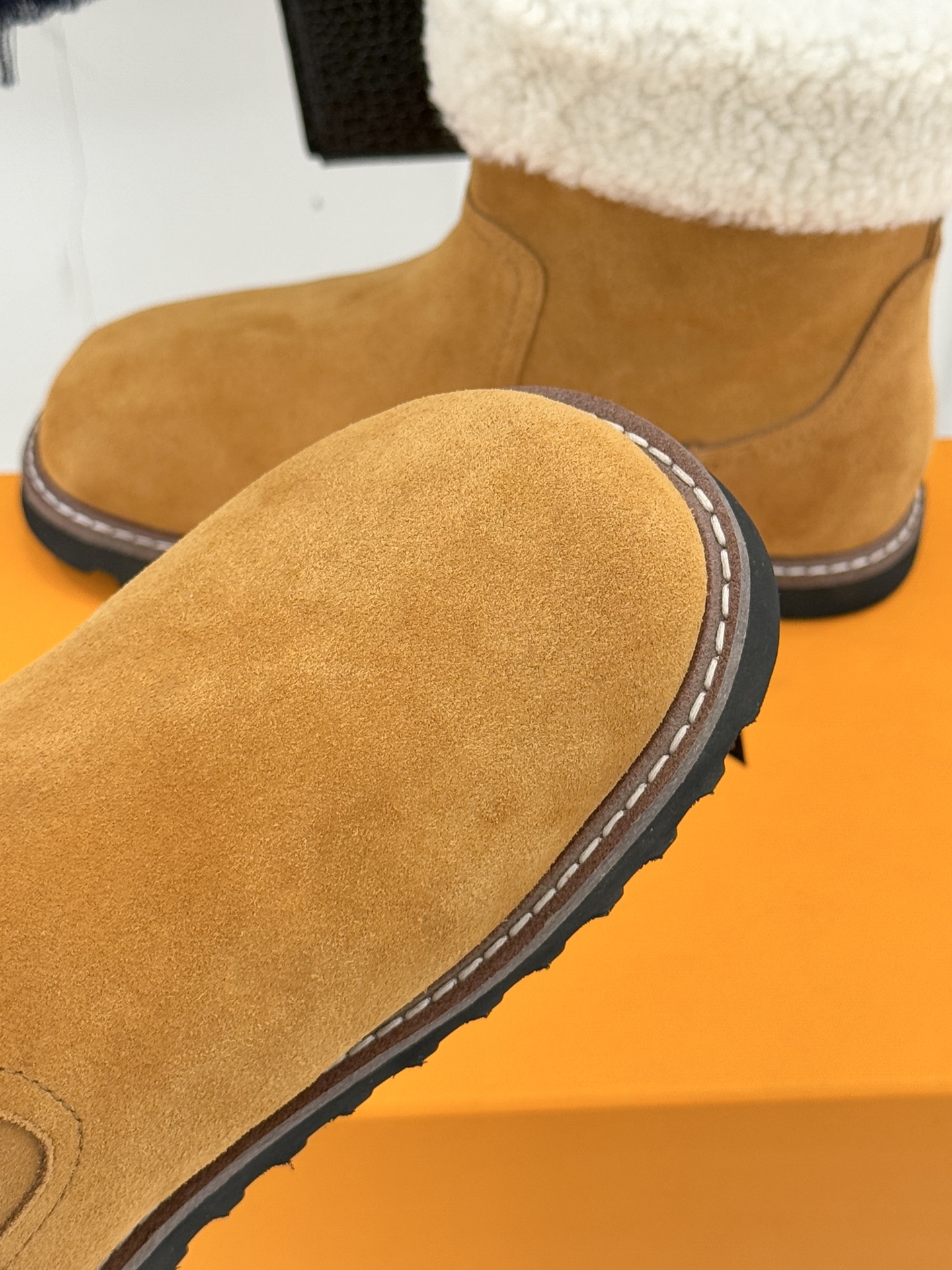 L*V 驴家经典秋冬翻毛金属扣雪地短靴以经典基因融合实用美学解锁冬日奢华暖意穿搭。甄选细腻翻毛面料勾勒靴