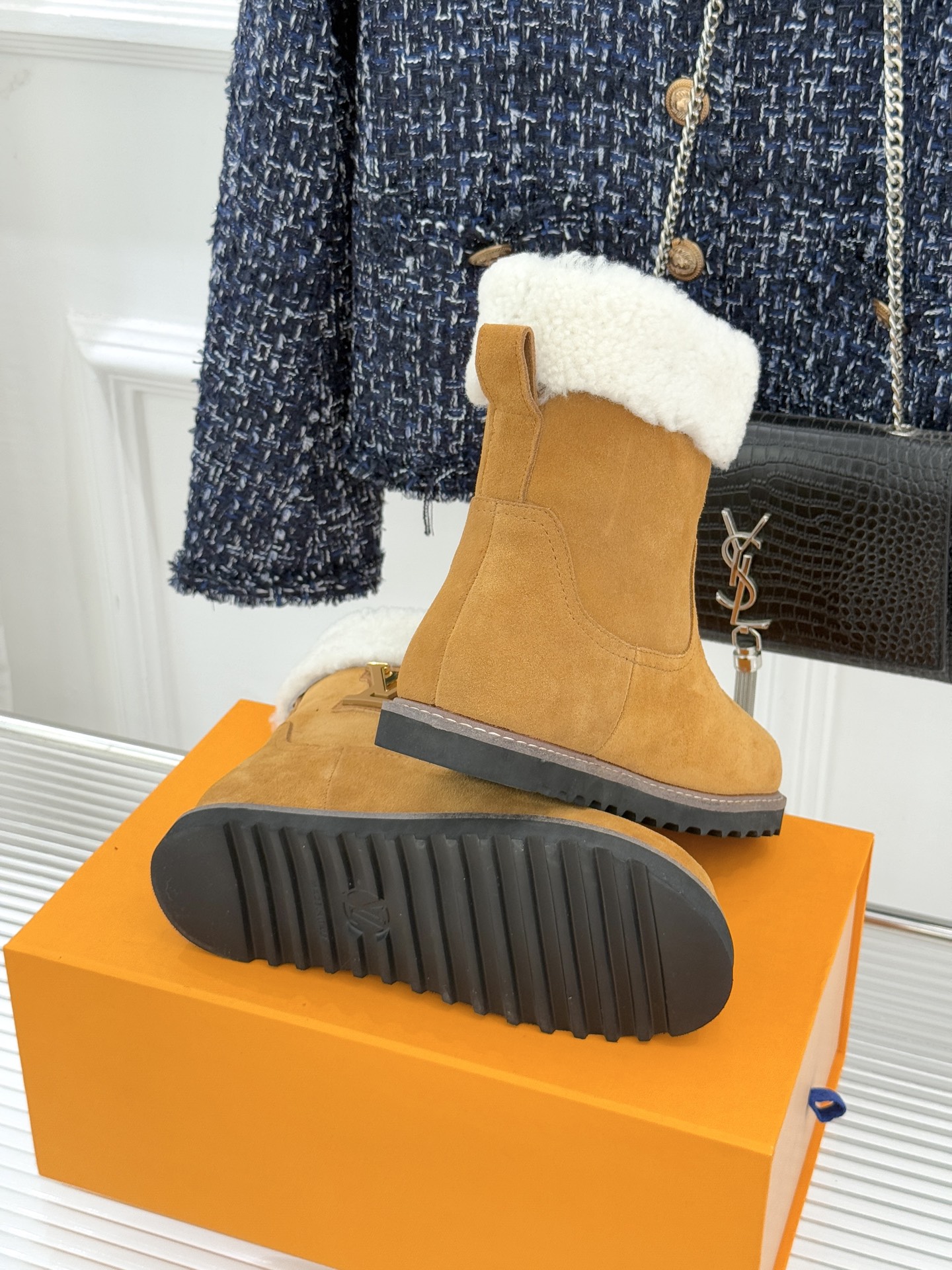 L*V 驴家经典秋冬翻毛金属扣雪地短靴以经典基因融合实用美学解锁冬日奢华暖意穿搭。甄选细腻翻毛面料勾勒靴