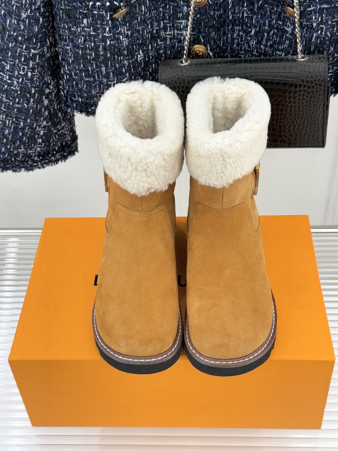 L*V 驴家经典秋冬翻毛金属扣雪地短靴以经典基因融合实用美学解锁冬日奢华暖意穿搭。甄选细腻翻毛面料勾勒靴