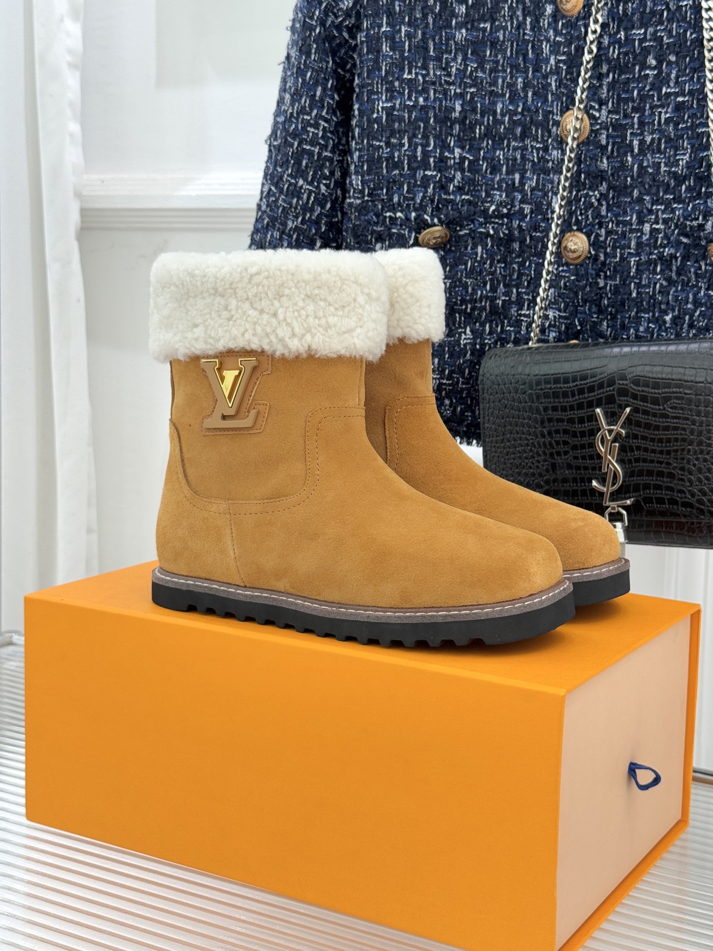 L*V 驴家经典秋冬翻毛金属扣雪地短靴以经典基因融合实用美学解锁冬日奢华暖意穿搭。甄选细腻翻毛面料勾勒靴