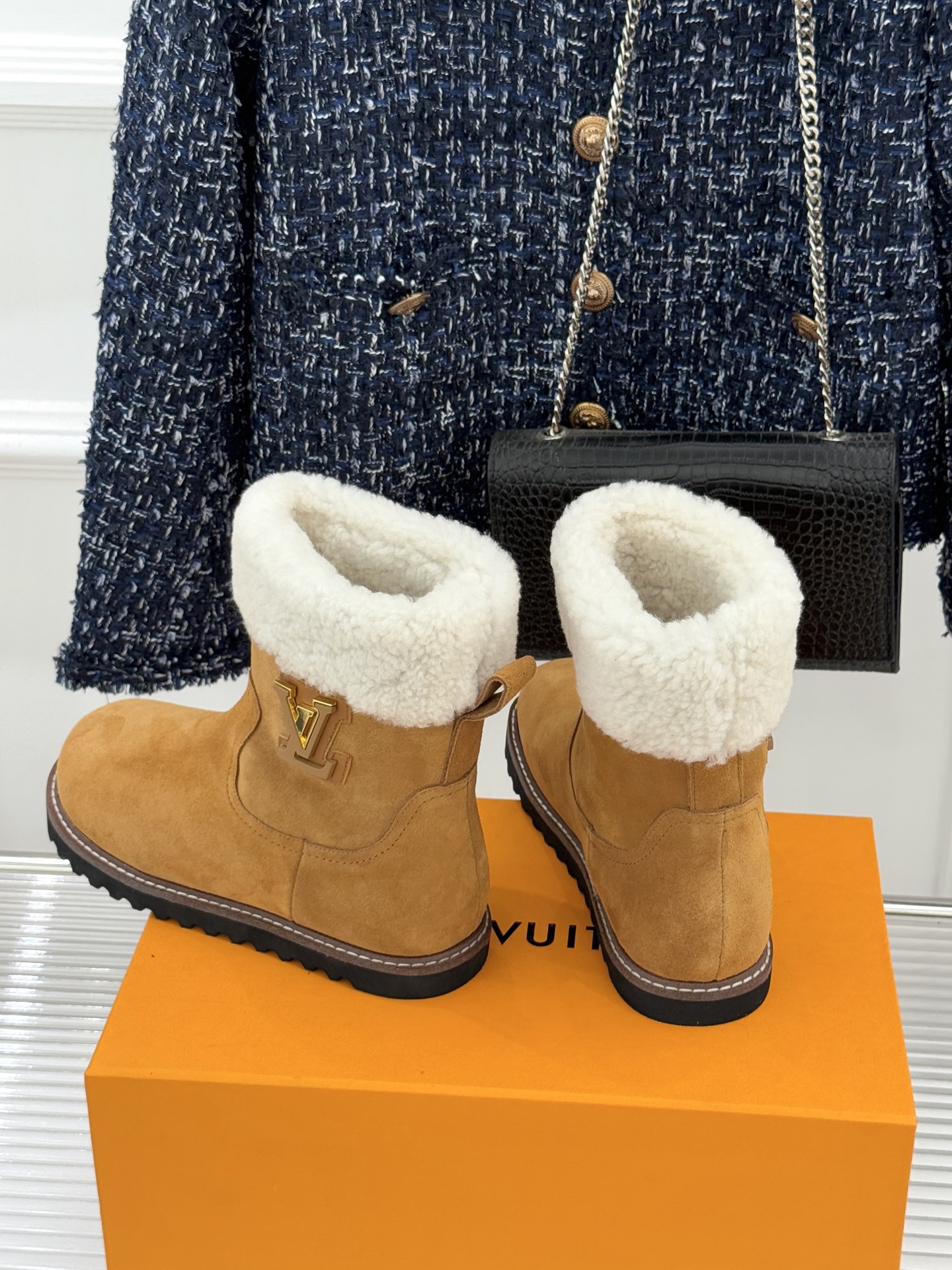 L*V 驴家经典秋冬翻毛金属扣雪地短靴以经典基因融合实用美学解锁冬日奢华暖意穿搭。甄选细腻翻毛面料勾勒靴