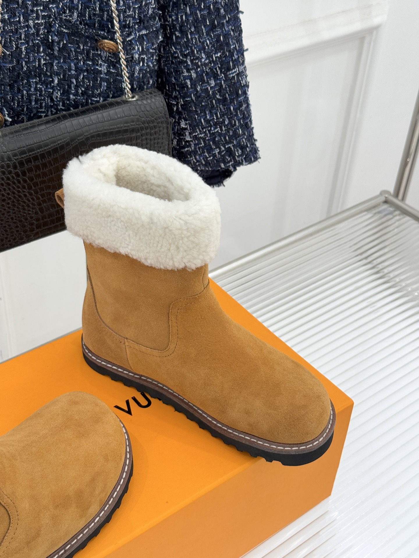 L*V 驴家经典秋冬翻毛金属扣雪地短靴以经典基因融合实用美学解锁冬日奢华暖意穿搭。甄选细腻翻毛面料勾勒靴