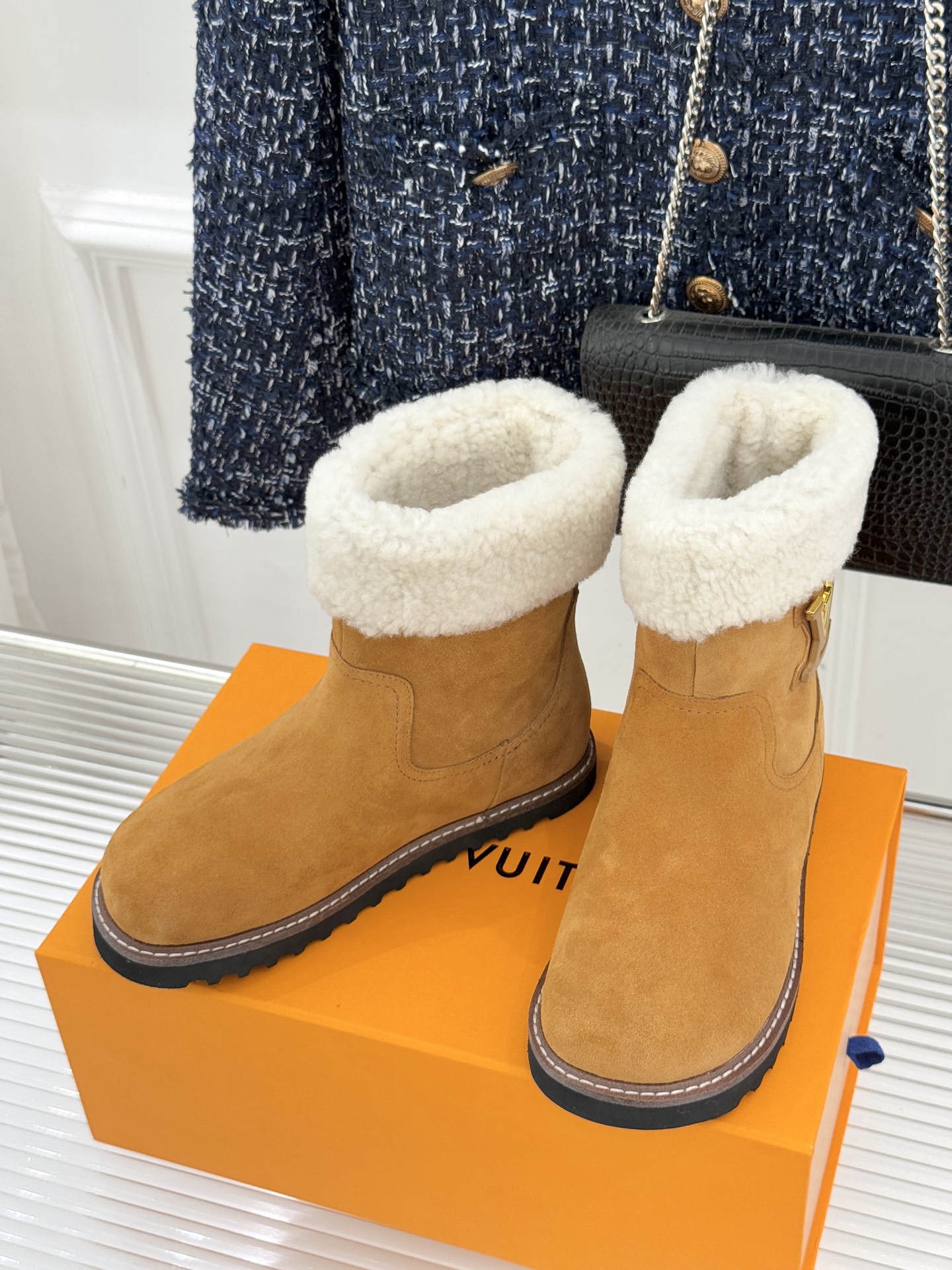 L*V 驴家经典秋冬翻毛金属扣雪地短靴以经典基因融合实用美学解锁冬日奢华暖意穿搭。甄选细腻翻毛面料勾勒靴