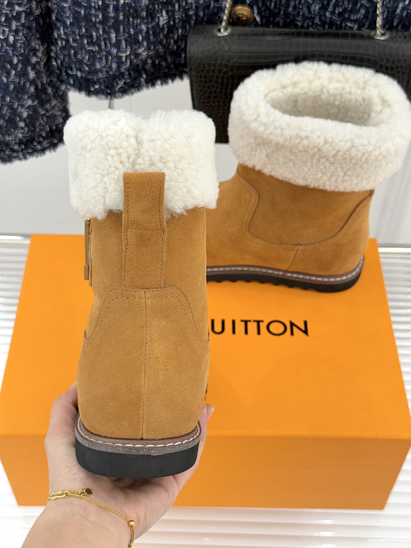 L*V 驴家经典秋冬翻毛金属扣雪地短靴以经典基因融合实用美学解锁冬日奢华暖意穿搭。甄选细腻翻毛面料勾勒靴