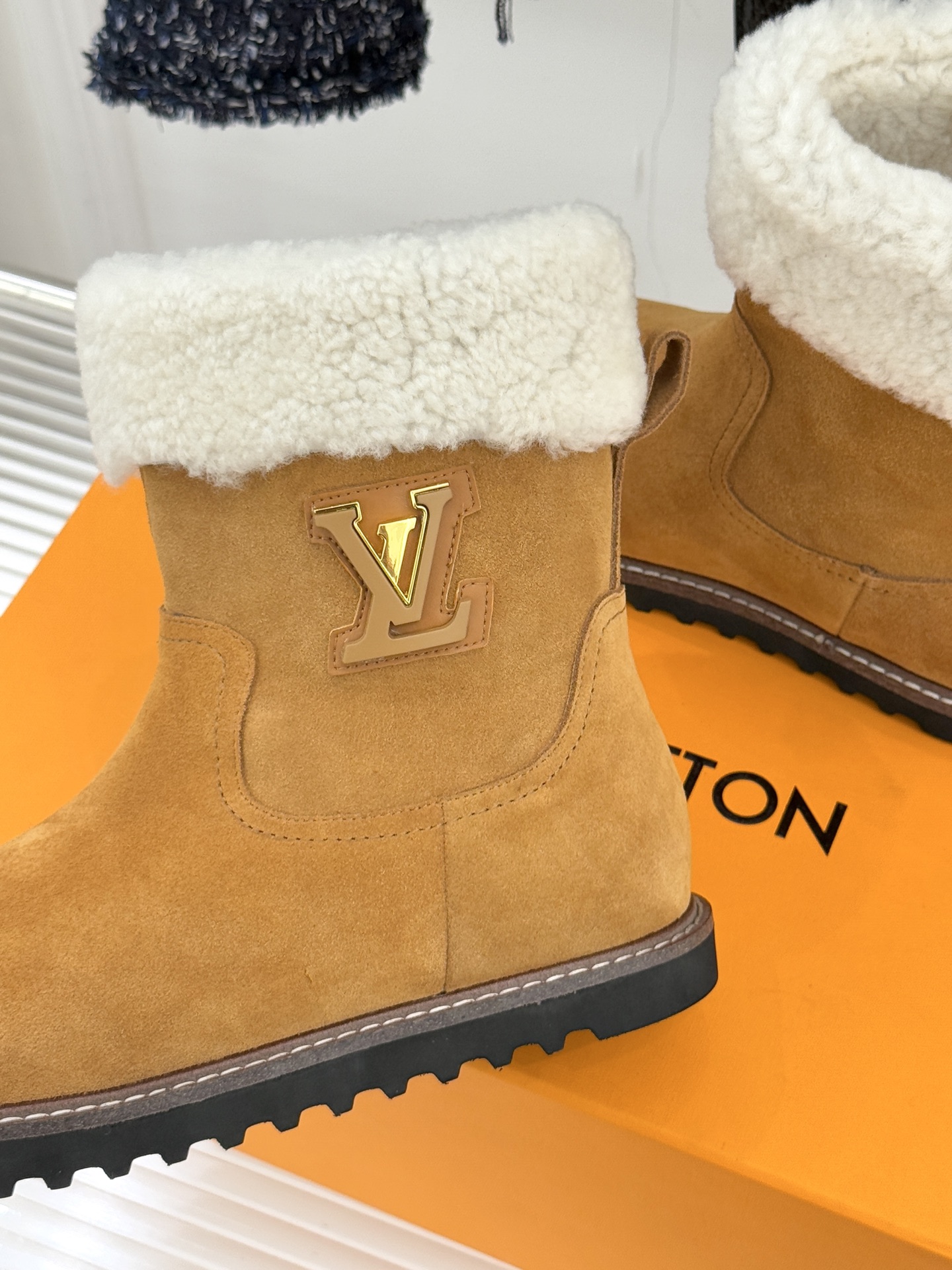 L*V 驴家经典秋冬翻毛金属扣雪地短靴以经典基因融合实用美学解锁冬日奢华暖意穿搭。甄选细腻翻毛面料勾勒靴