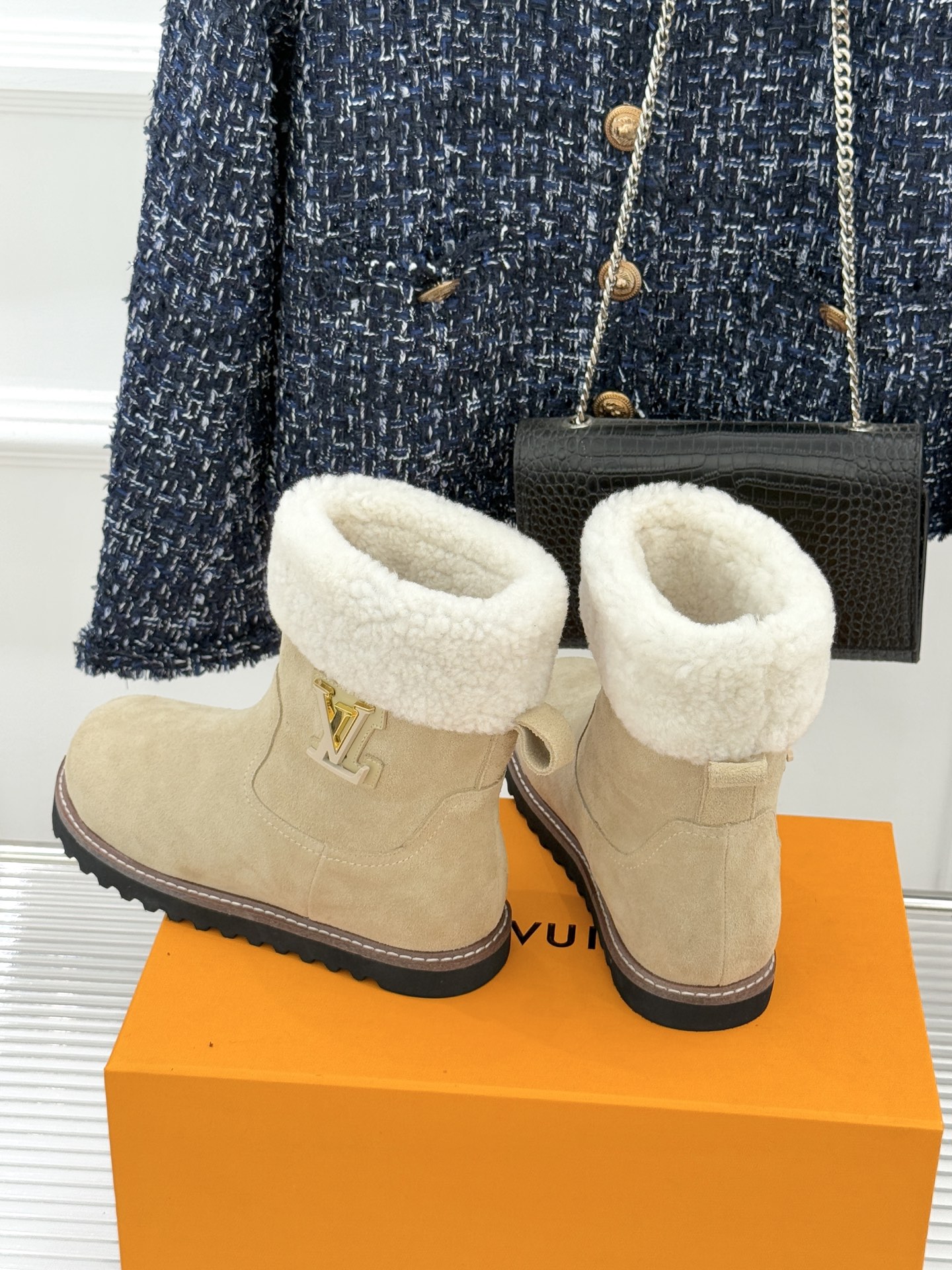 L*V 驴家经典秋冬翻毛金属扣雪地短靴以经典基因融合实用美学解锁冬日奢华暖意穿搭。甄选细腻翻毛面料勾勒靴