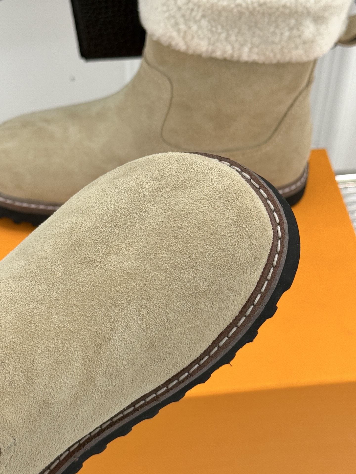 L*V 驴家经典秋冬翻毛金属扣雪地短靴以经典基因融合实用美学解锁冬日奢华暖意穿搭。甄选细腻翻毛面料勾勒靴