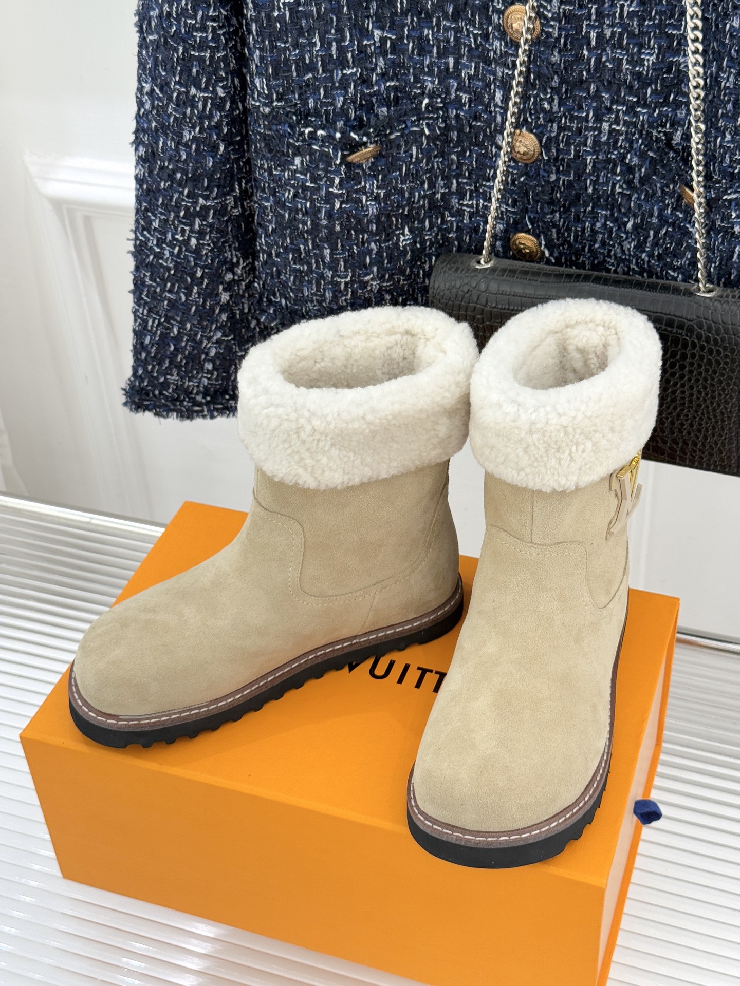 L*V 驴家经典秋冬翻毛金属扣雪地短靴以经典基因融合实用美学解锁冬日奢华暖意穿搭。甄选细腻翻毛面料勾勒靴