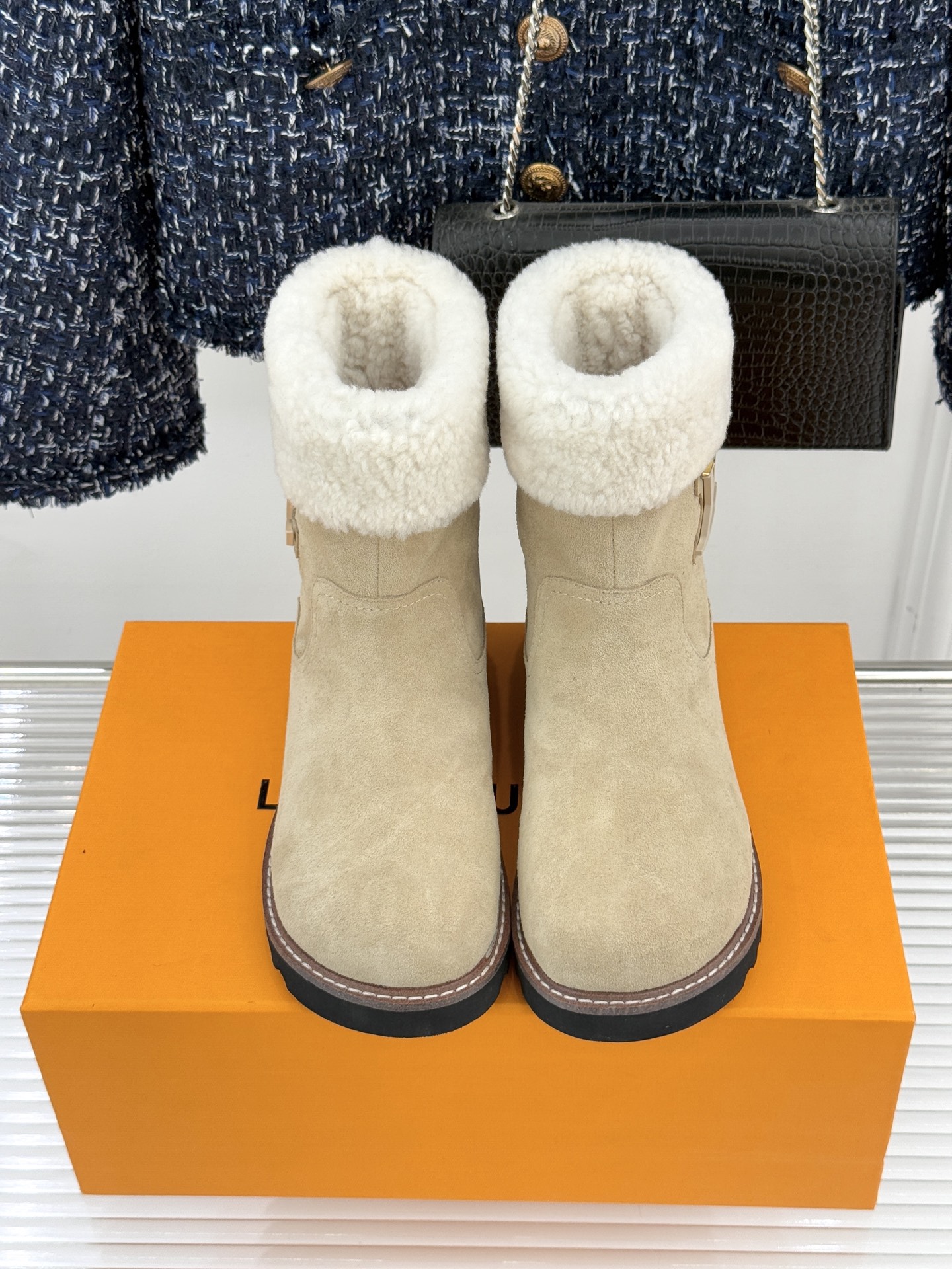 L*V 驴家经典秋冬翻毛金属扣雪地短靴以经典基因融合实用美学解锁冬日奢华暖意穿搭。甄选细腻翻毛面料勾勒靴