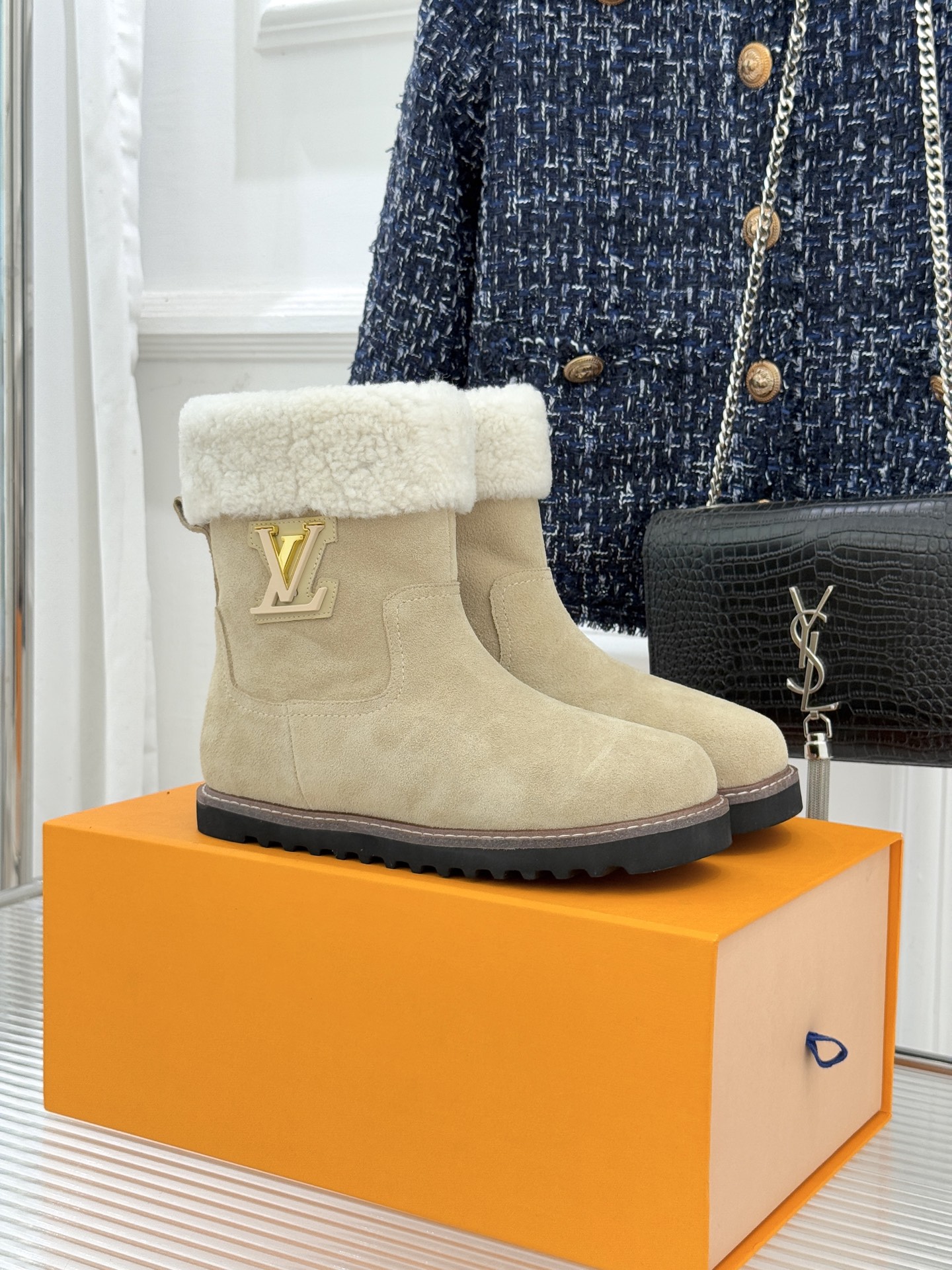 NO:628286,L*V Lujia's classic autumn and winter suede metal buckle snow boots combine classic genes with practical aesthetics to unlock luxurious and warm wear in winter. The fine suede fabric is selected to outline the outline of the boot body. It feels soft and waxy with a retro texture. The boot opening is spliced with dense wool lining, which wraps the ankle skin-friendly, locks in warmth and does not stuffy the feet. It has a gentle and fluffy touch when walking. You will feel an immersive warmth experience when you step on it.  The shoe body is embellished with the brand's iconic presbyopia pattern, which retains the charm of time. It is highly recognizable but not ostentatious. The metal buckle on the side is engraved with the classic LV logo. It has an outstanding luster and delicate texture. It is not only the finishing touch, but also injects exquisite aura into the shoes. It makes winter wear farewell to bloated compromises. Each step hides exquisite warmth. It has become an indispensable textured item in autumn and winter. It has both classic durability and trend adaptability, interpreting the aesthetics of luxury winter wear.  size35-39 (customized 40/41/42), snow boots, louis vuitton, louis vuitton, louis vuitton, boots19860909L*V 驴家经典秋冬翻毛金属扣 雪地短靴 以经典基因融合实用美学 解锁冬日奢华暖意穿搭. 甄选细腻翻毛面料勾勒靴身轮廓 触感软糯自带复古质感 靴口拼接绵密羊毛内衬 亲肤包裹脚踝 锁住暖意不闷脚 行走间自带温柔蓬松触感 踩上即是沉浸式暖感体验. 鞋身点缀品牌标志性老花纹路 沉淀时光韵味 辨识度拉满却不张扬 侧边金属扣饰烙刻经典LV标识 光泽细腻质感出众 既是点睛之笔 又为鞋履注入精致气场 让冬日穿搭告别臃肿妥协 每一步都藏着精致暖意 成为秋冬不可或缺的质感单品 兼具经典耐看度与潮流适配性 诠释奢华冬日的穿搭美学. size35-39（40/41/42定制）,雪地靴,louis vuitton,louis vuitton,louis vuitton,boots,Women's Shoes