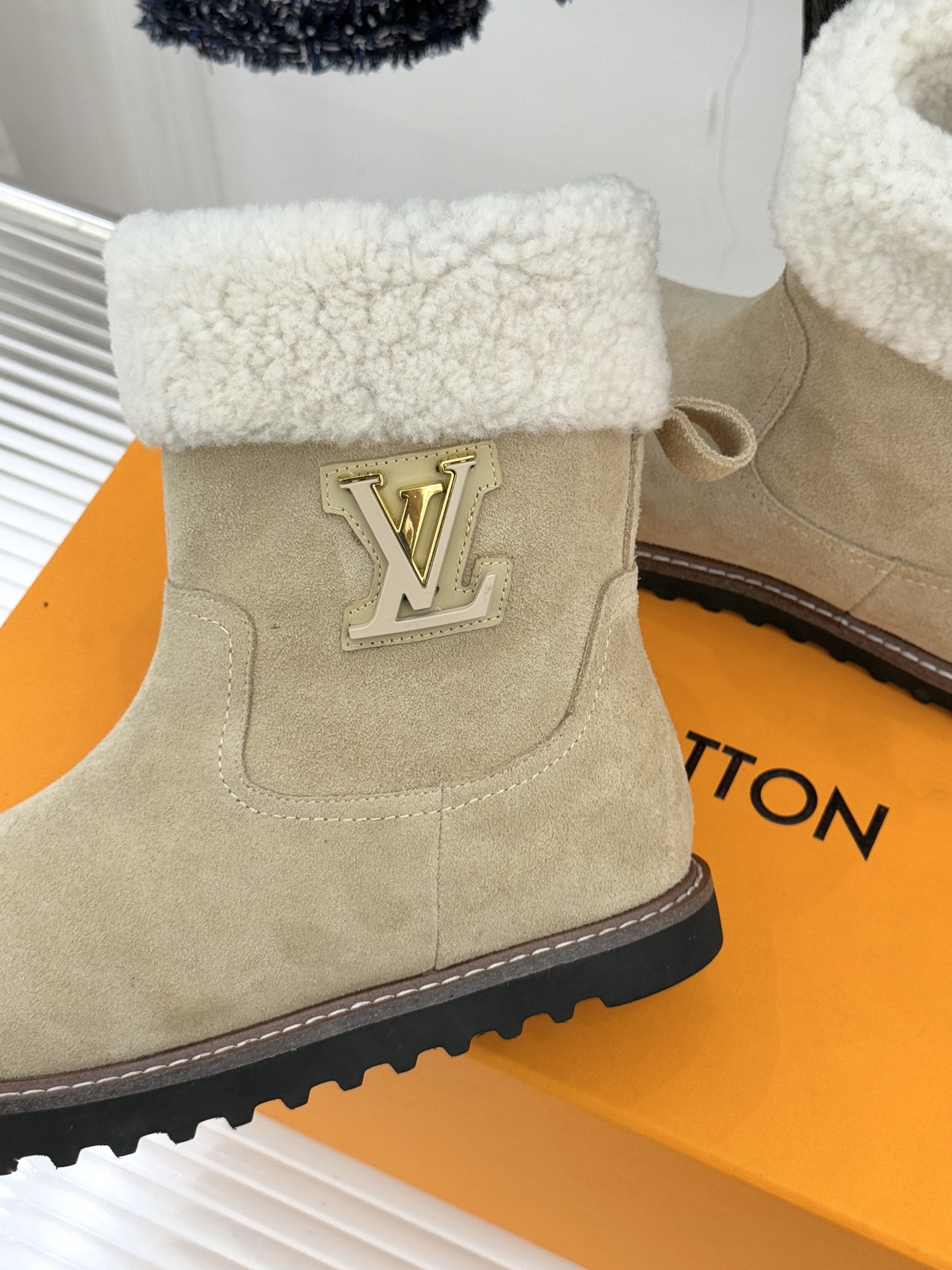L*V 驴家经典秋冬翻毛金属扣雪地短靴以经典基因融合实用美学解锁冬日奢华暖意穿搭。甄选细腻翻毛面料勾勒靴