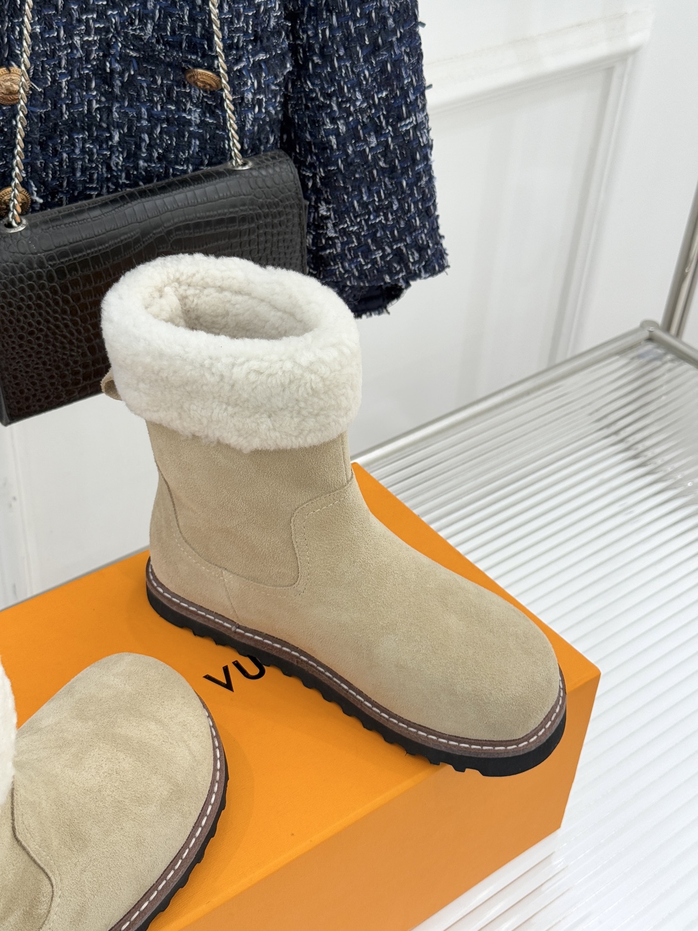 L*V 驴家经典秋冬翻毛金属扣雪地短靴以经典基因融合实用美学解锁冬日奢华暖意穿搭。甄选细腻翻毛面料勾勒靴