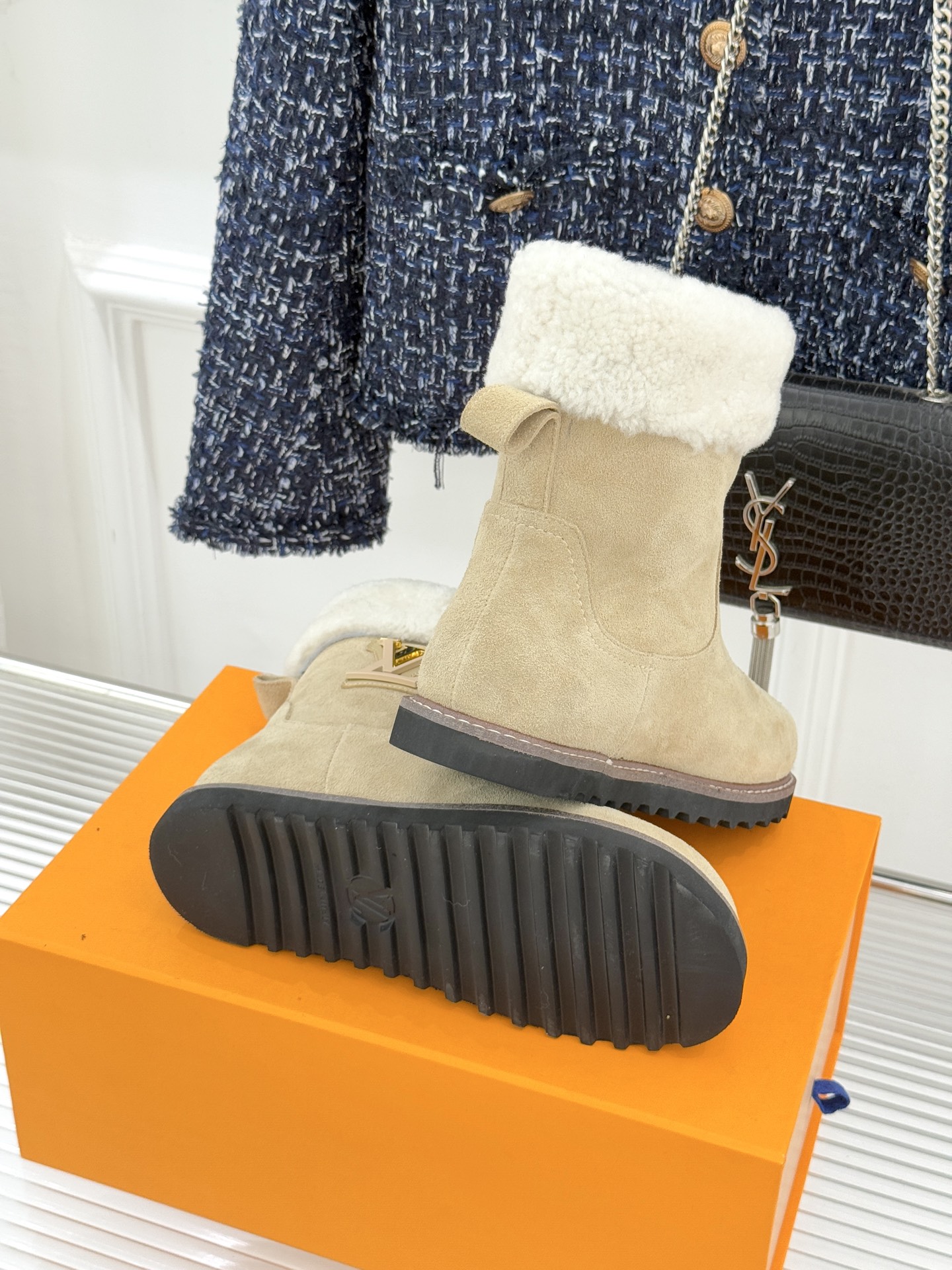 L*V 驴家经典秋冬翻毛金属扣雪地短靴以经典基因融合实用美学解锁冬日奢华暖意穿搭。甄选细腻翻毛面料勾勒靴