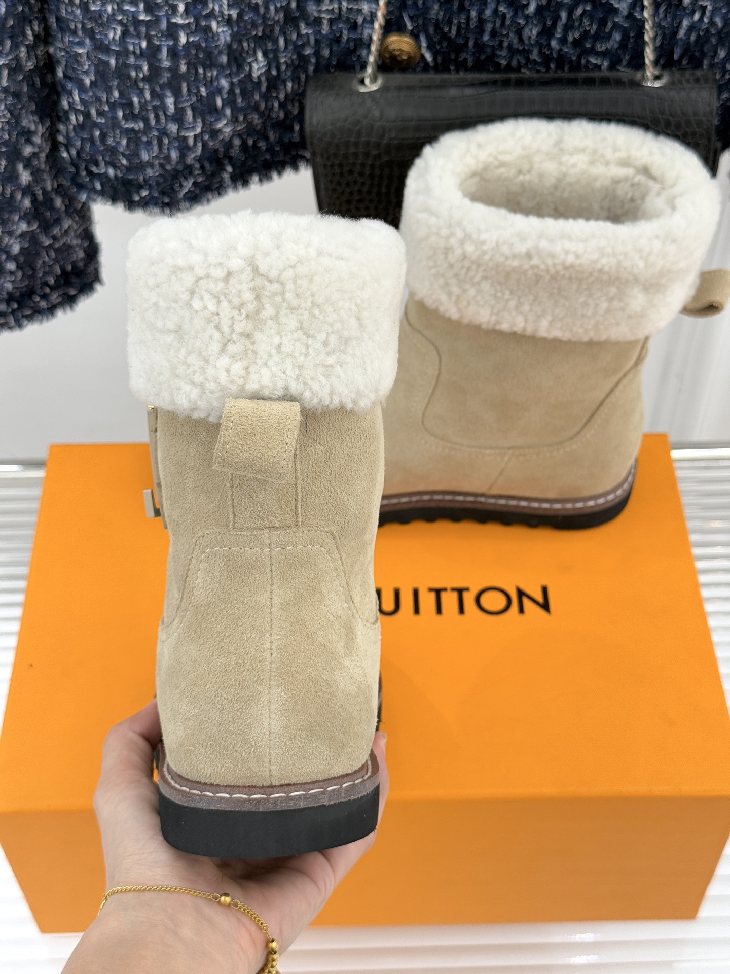 L*V 驴家经典秋冬翻毛金属扣雪地短靴以经典基因融合实用美学解锁冬日奢华暖意穿搭。甄选细腻翻毛面料勾勒靴