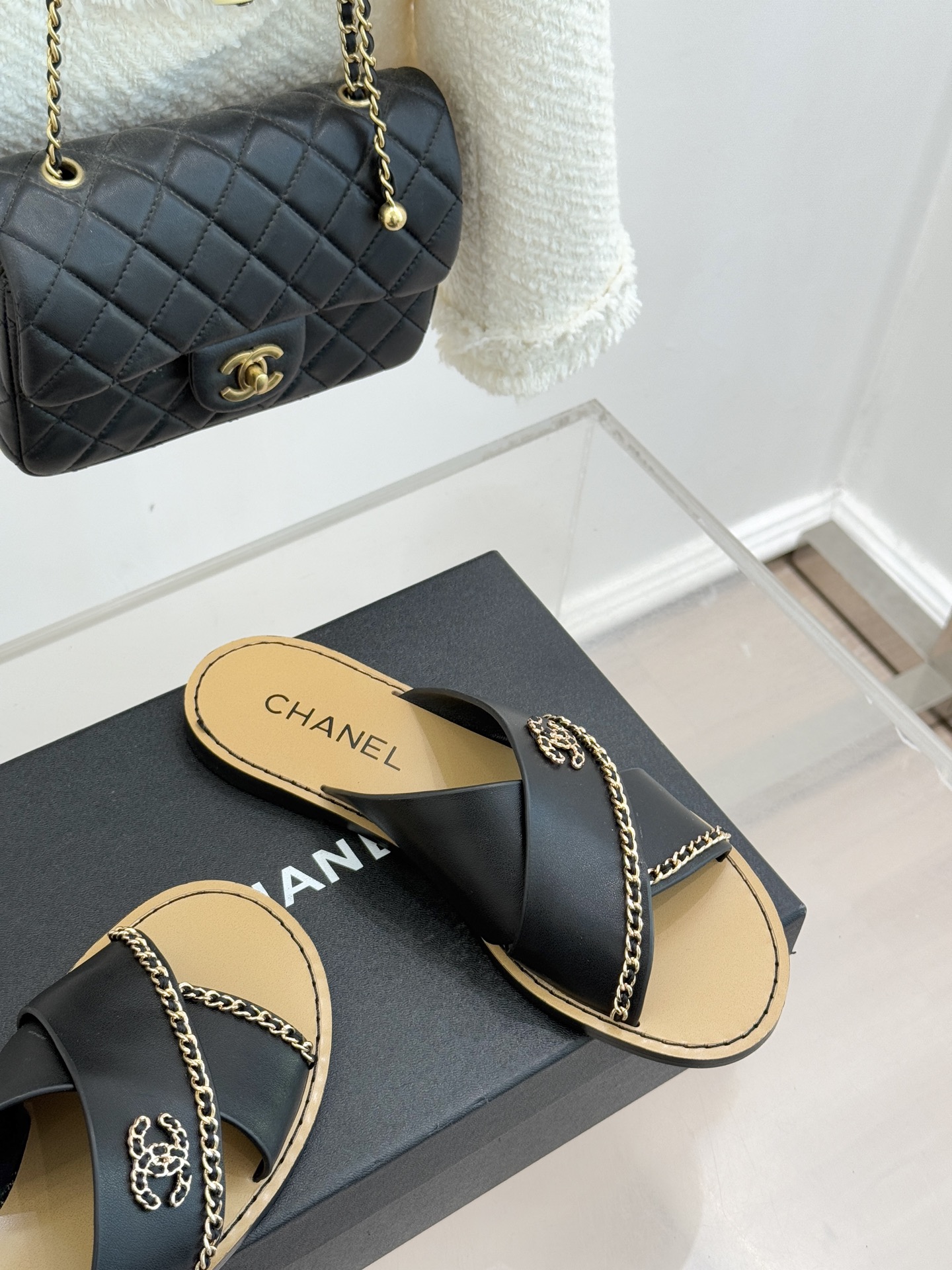 CHANE*｜小香26C双C链条交叉带平底拖鞋以品牌经典基因续写时髦篇章将标志性双C元素与慵懒随性巧妙融