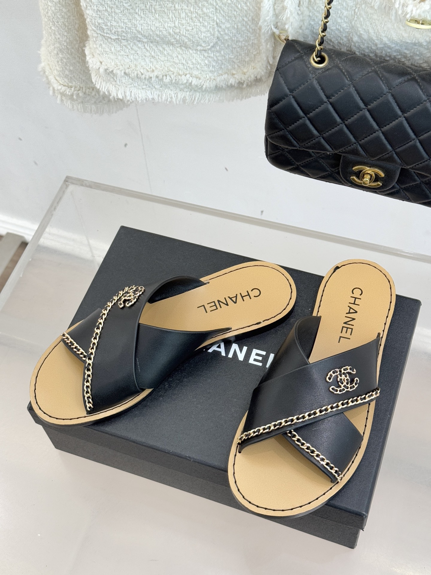 CHANE*｜小香26C双C链条交叉带平底拖鞋以品牌经典基因续写时髦篇章将标志性双C元素与慵懒随性巧妙融