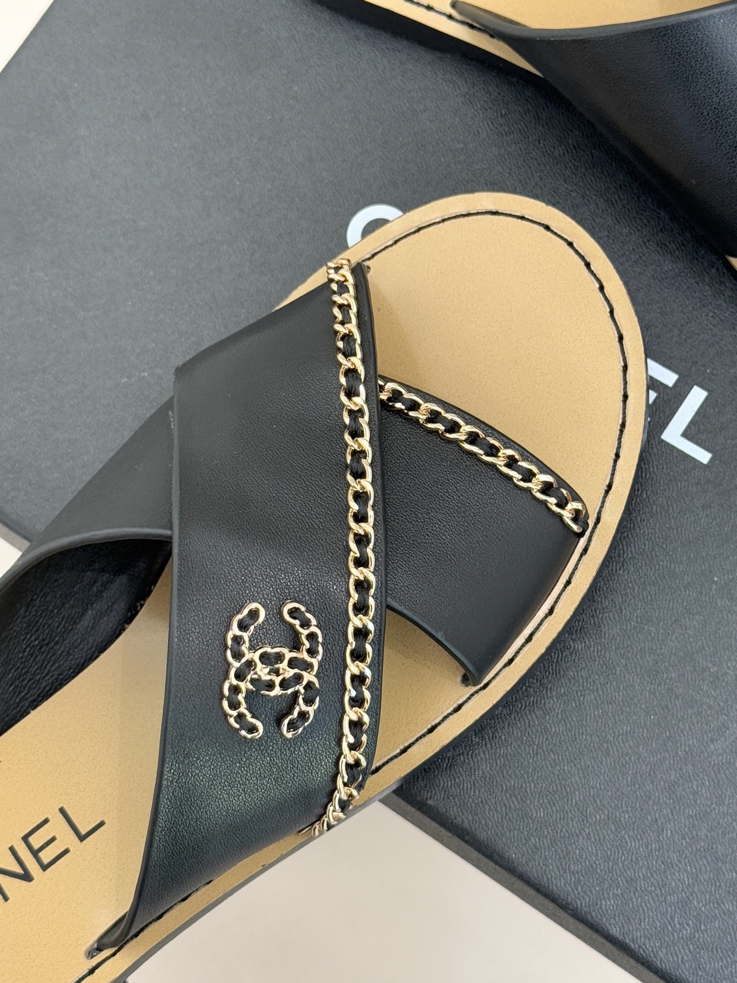 CHANE*｜小香26C双C链条交叉带平底拖鞋以品牌经典基因续写时髦篇章将标志性双C元素与慵懒随性巧妙融