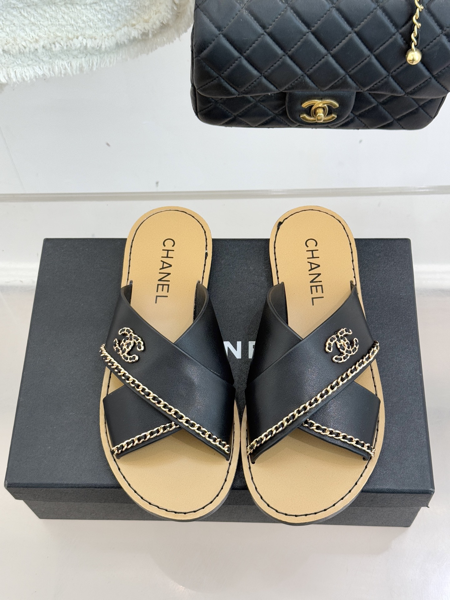 CHANE*｜小香26C双C链条交叉带平底拖鞋以品牌经典基因续写时髦篇章将标志性双C元素与慵懒随性巧妙融