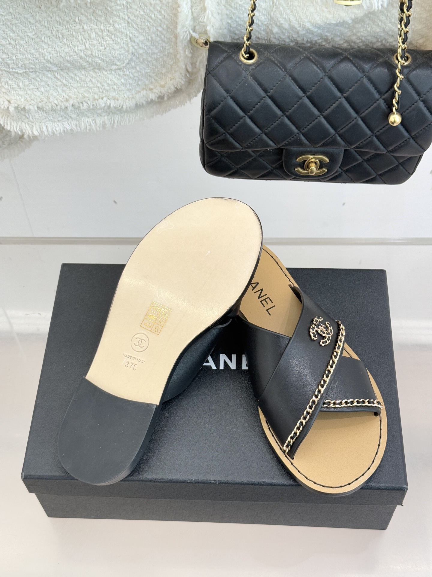 CHANE*｜小香26C双C链条交叉带平底拖鞋以品牌经典基因续写时髦篇章将标志性双C元素与慵懒随性巧妙融